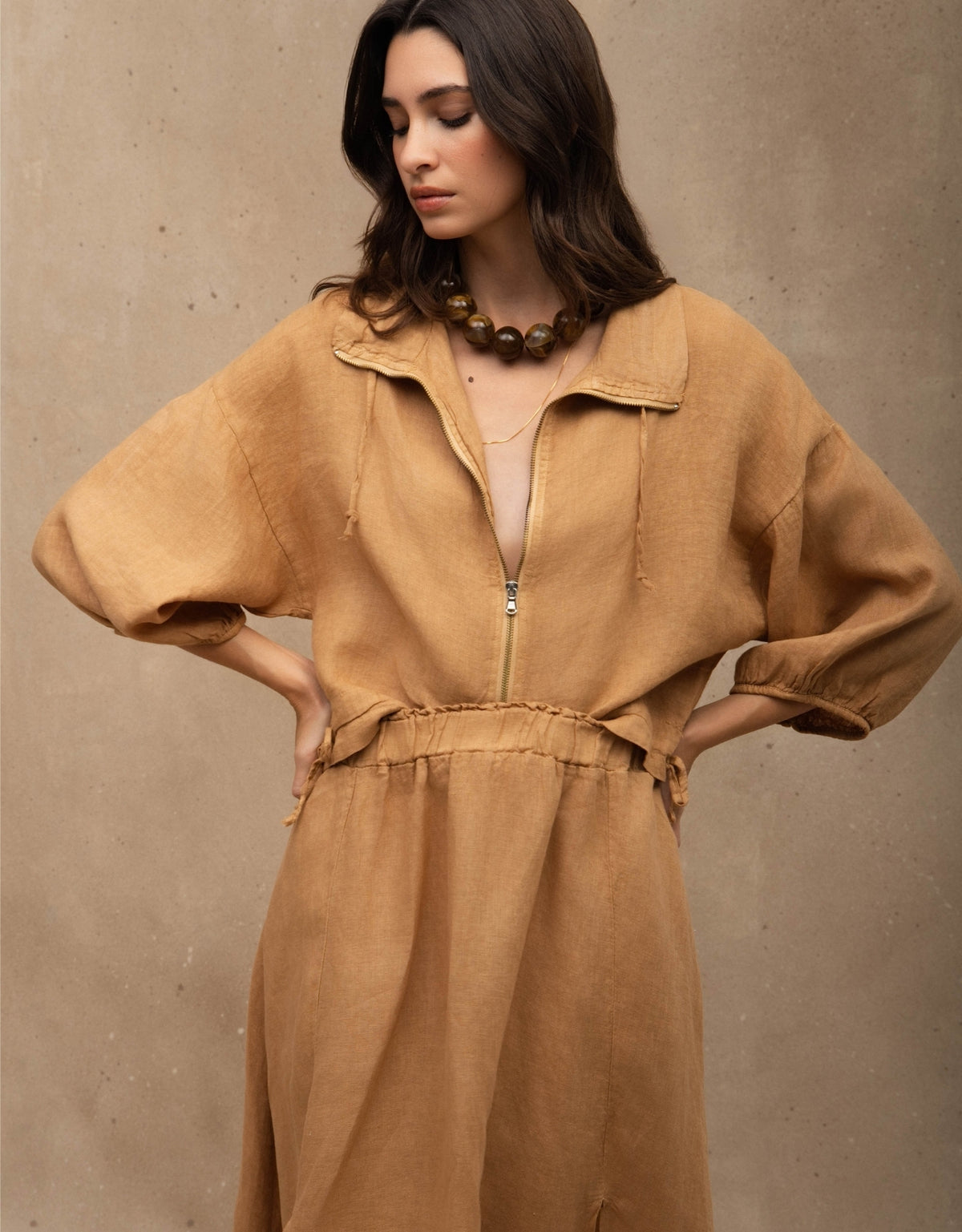 JAQUETA ZÍPER MADRE REINA LINHO CAQUI