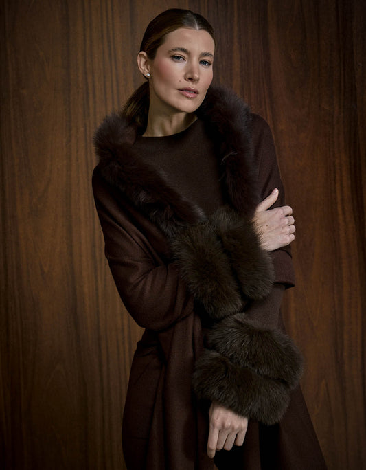 MANTELA MADRE REINA COM PELE MADEIRA