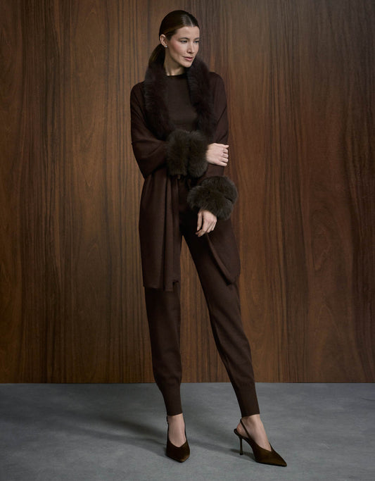 MANTELA MADRE REINA COM PELE MADEIRA