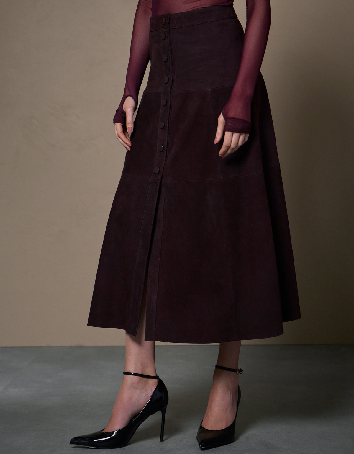 SAIA BOTÕES MADRE REINA COURO CHAMOIS BERINGELA CHAMOIS