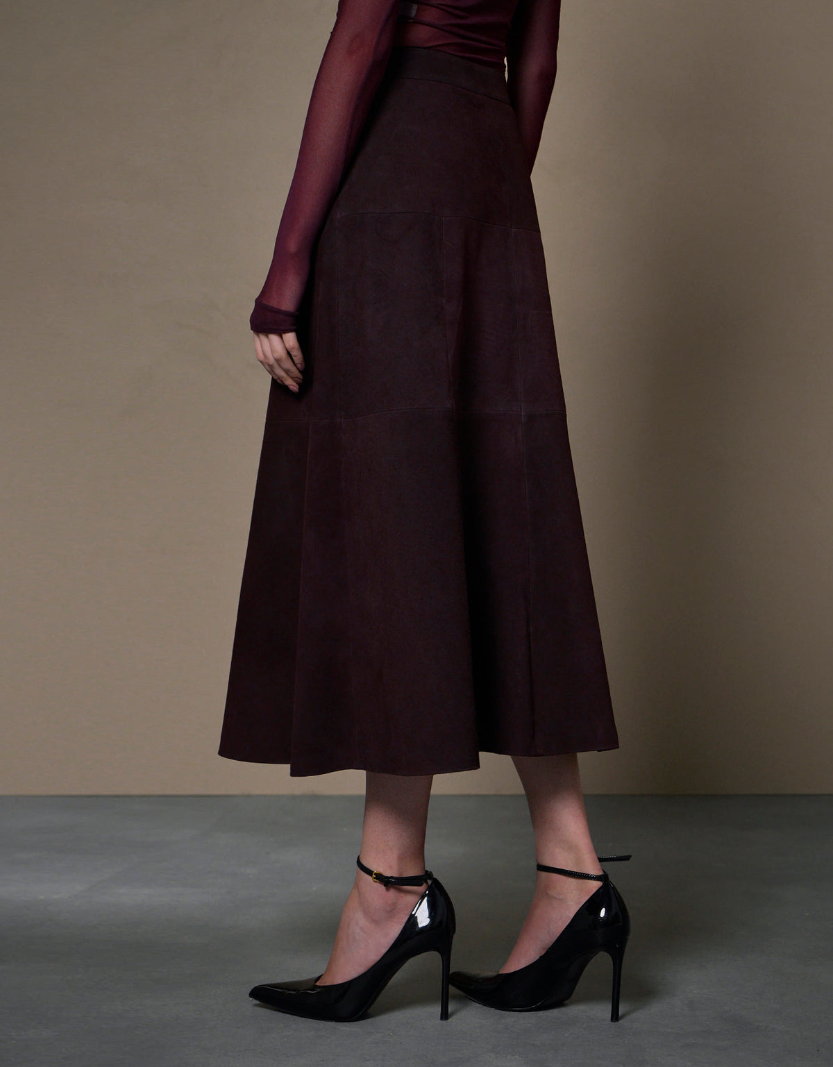 SAIA BOTÕES MADRE REINA COURO CHAMOIS BERINGELA CHAMOIS