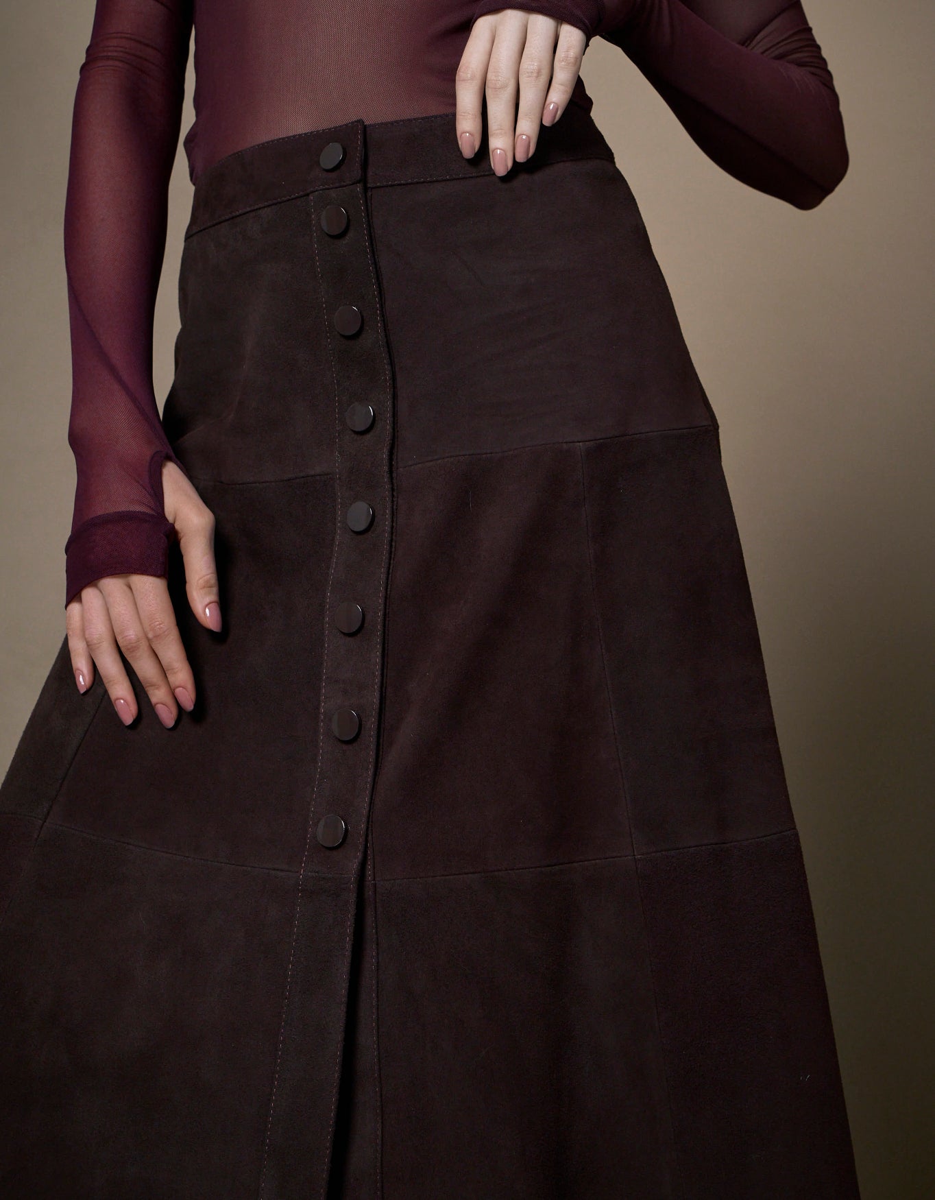 SAIA BOTÕES MADRE REINA COURO CHAMOIS BERINGELA CHAMOIS