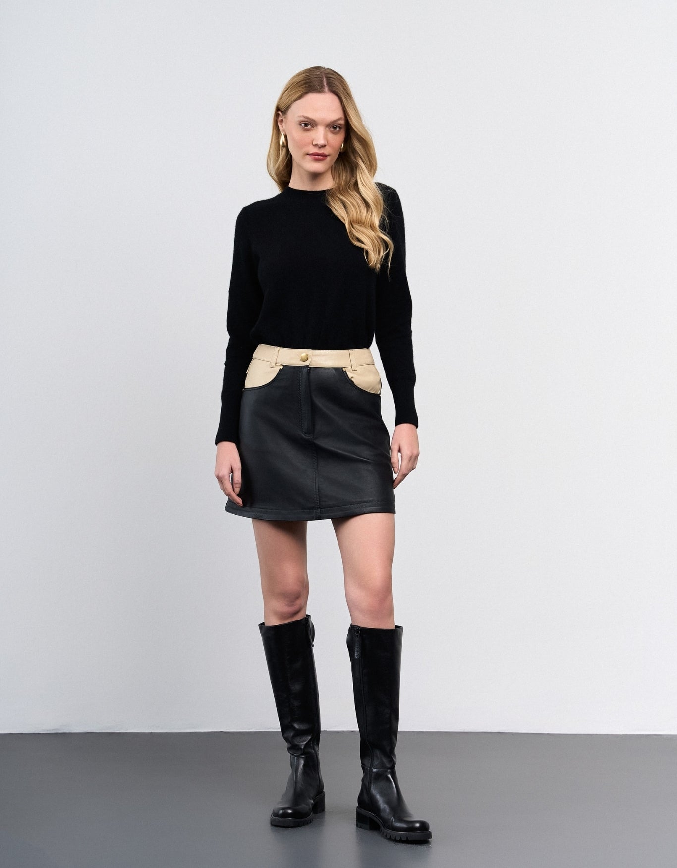 SAIA CAROL MADRE REINA COURO PRETO/DESERT