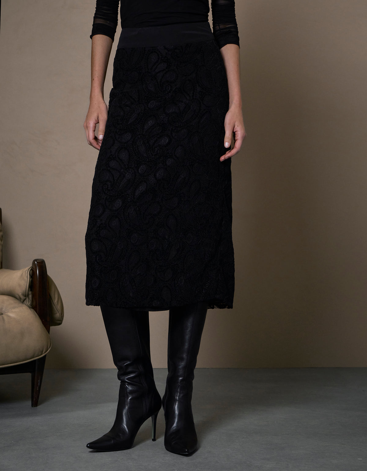 SAIA DE RENDA MADRE REINA PRETO