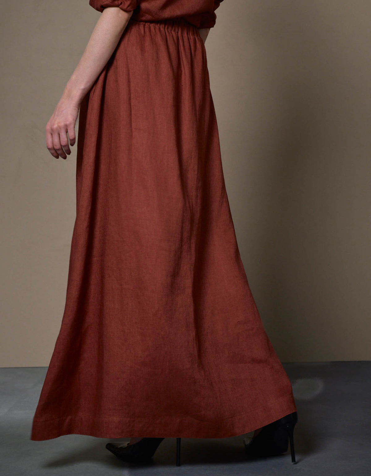 SAIA LÍVIA MADRE REINA LINHO CANELA