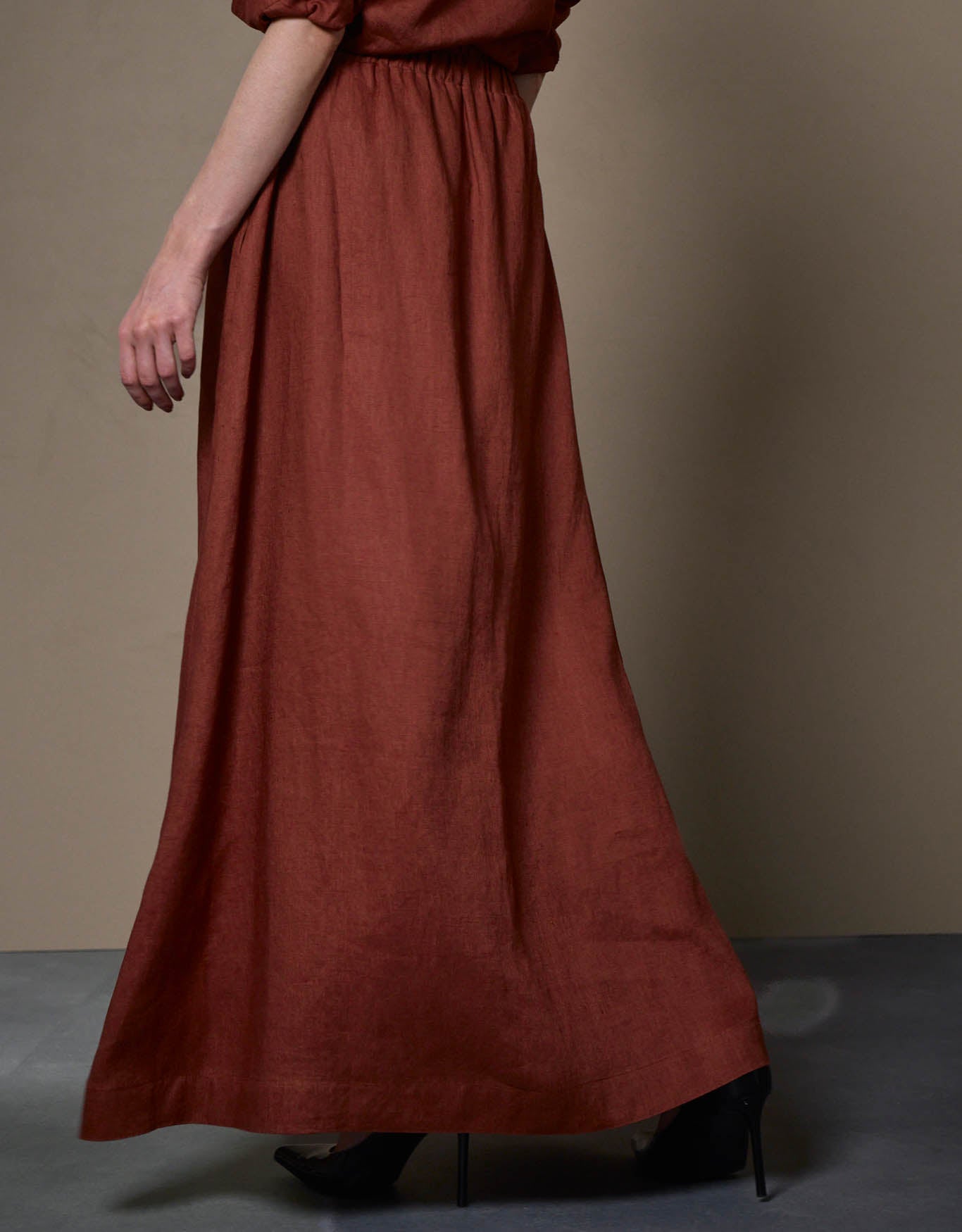 SAIA LÍVIA MADRE REINA LINHO CANELA