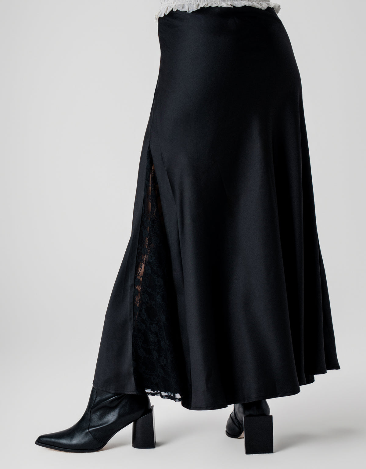 SAIA MARIA MADRE REINA PRETO