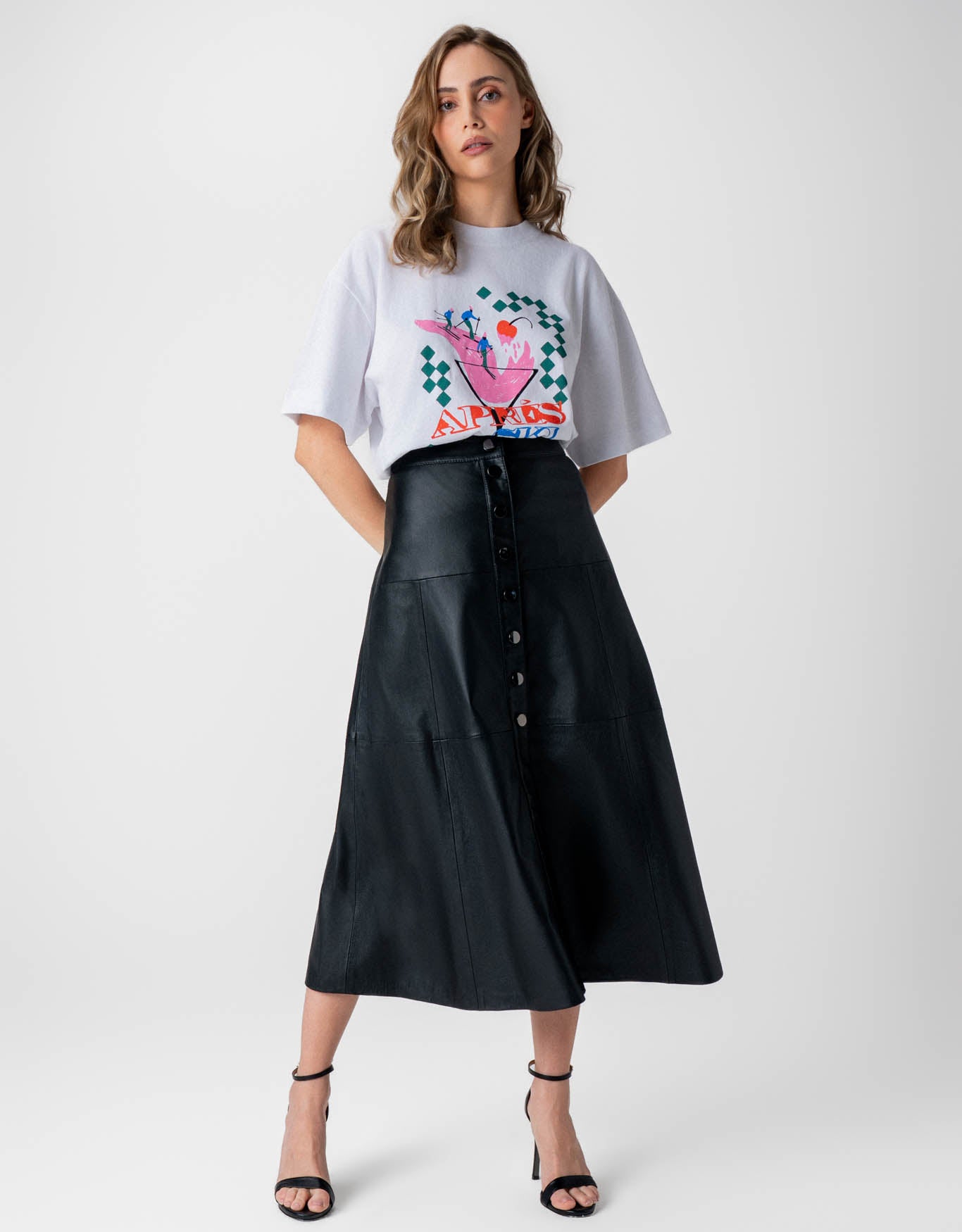 SAIA MIDI BOTÕES MADRE REINA COURO PRETO