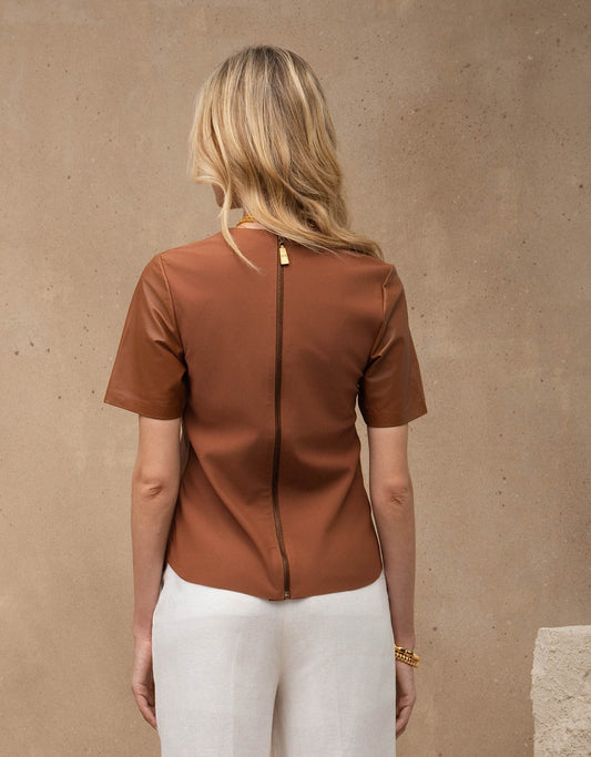 T-SHIRT CAMILA MADRE REINA MALHA COM COURO CARAMELO