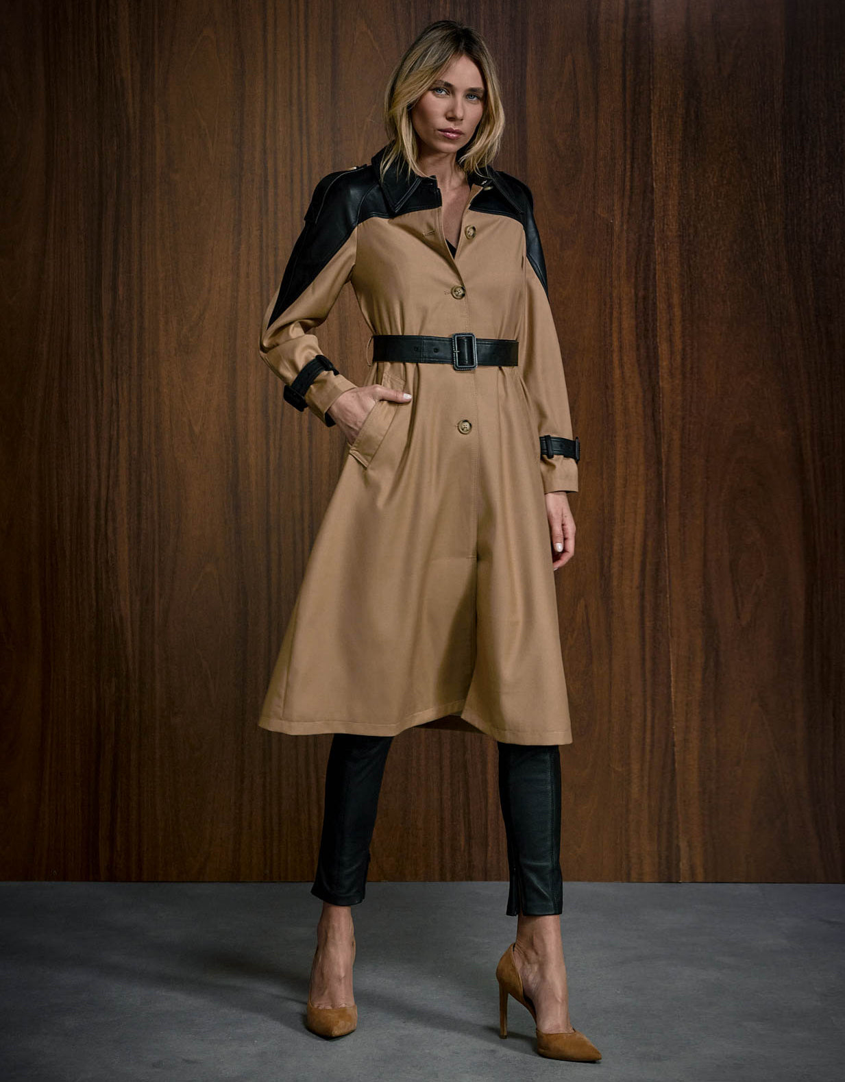 TRENCH COAT UTILITAIRE MADRE REINA COM COURO ARGILA