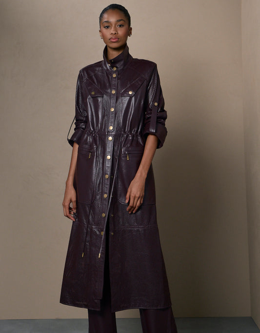 TRENCH COAT VIRGINIA PERFURO MADRE REINA COURO BERINJELA
