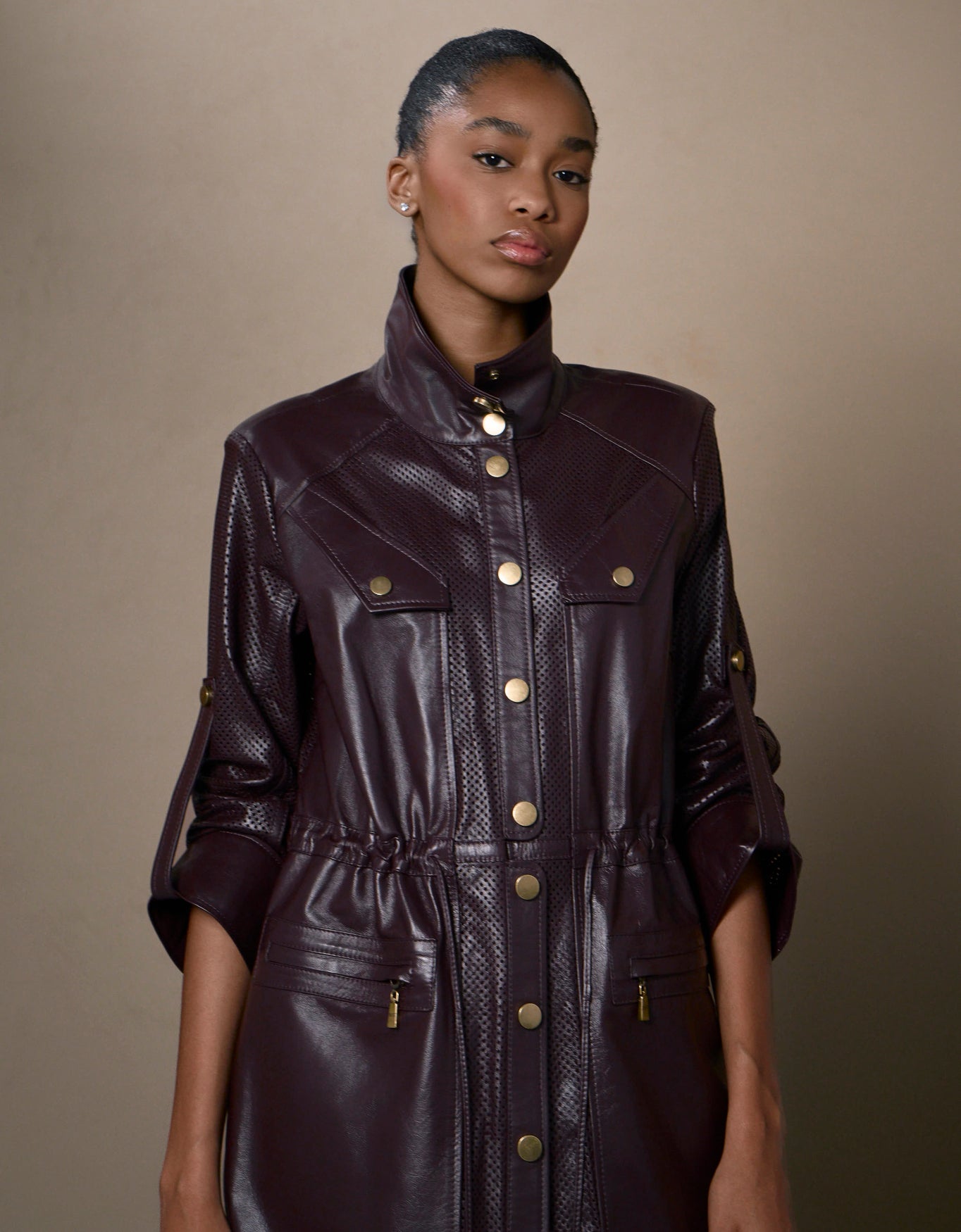 TRENCH COAT VIRGINIA PERFURO MADRE REINA COURO BERINJELA
