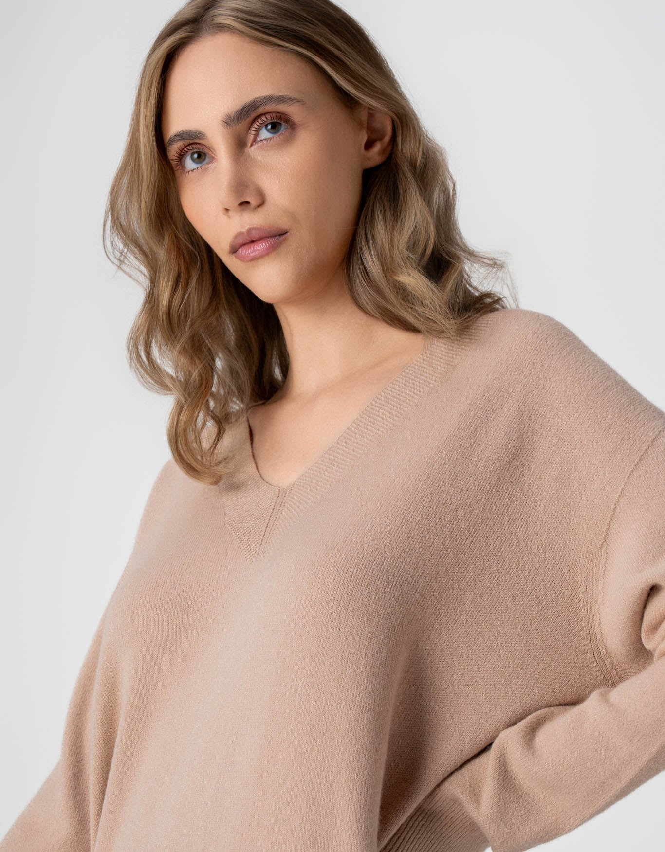 VESTIDO ADELE MADRE REINA BEGE ESCURO