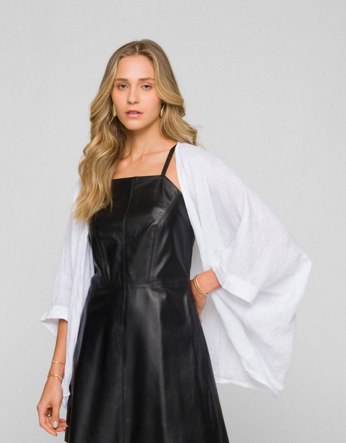 VESTIDO AYLA MADRE REINA COURO PRETO