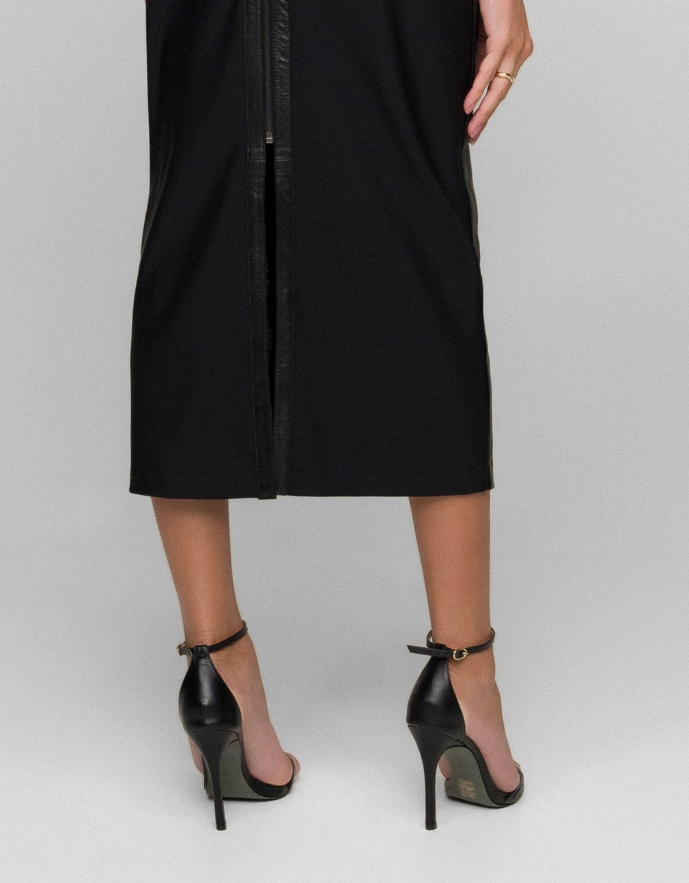 VESTIDO CAMILA MADRE REINA COURO E MALHA PRETO