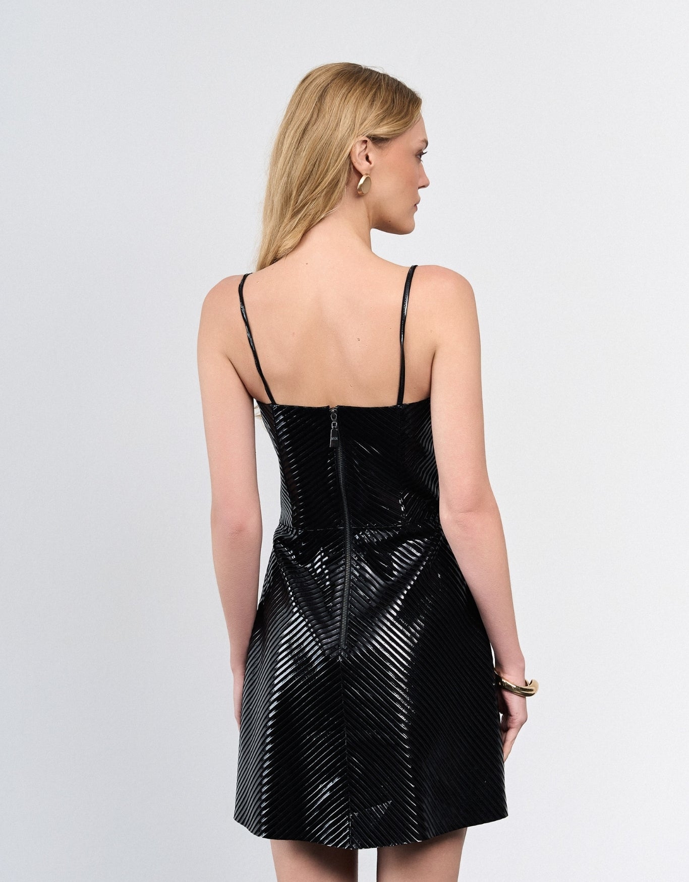 VESTIDO CURTO CHARLOTE MADRE REINA CHAMOIS PRETO