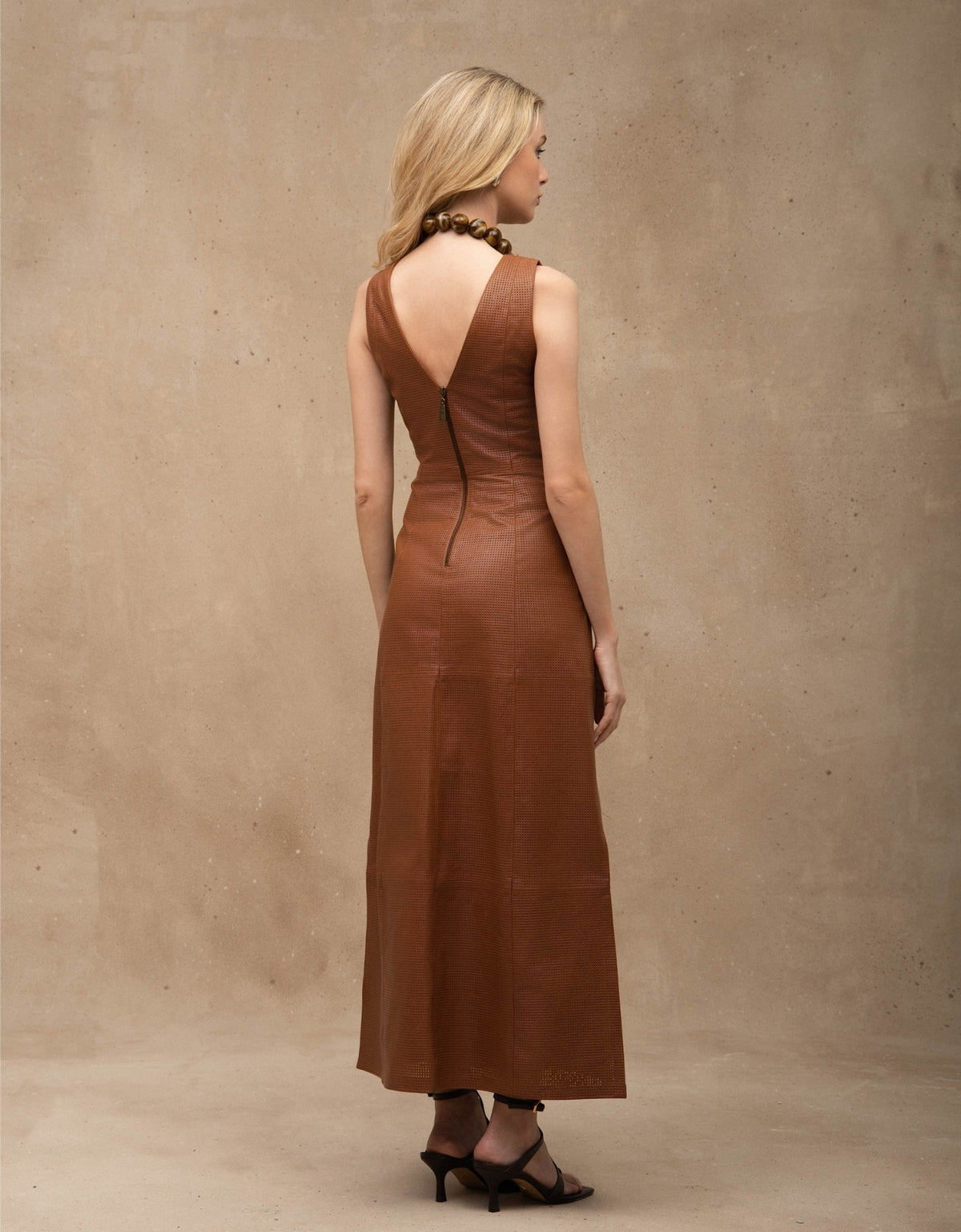 VESTIDO SOPHIA MADRE REINA COURO CARAMELO