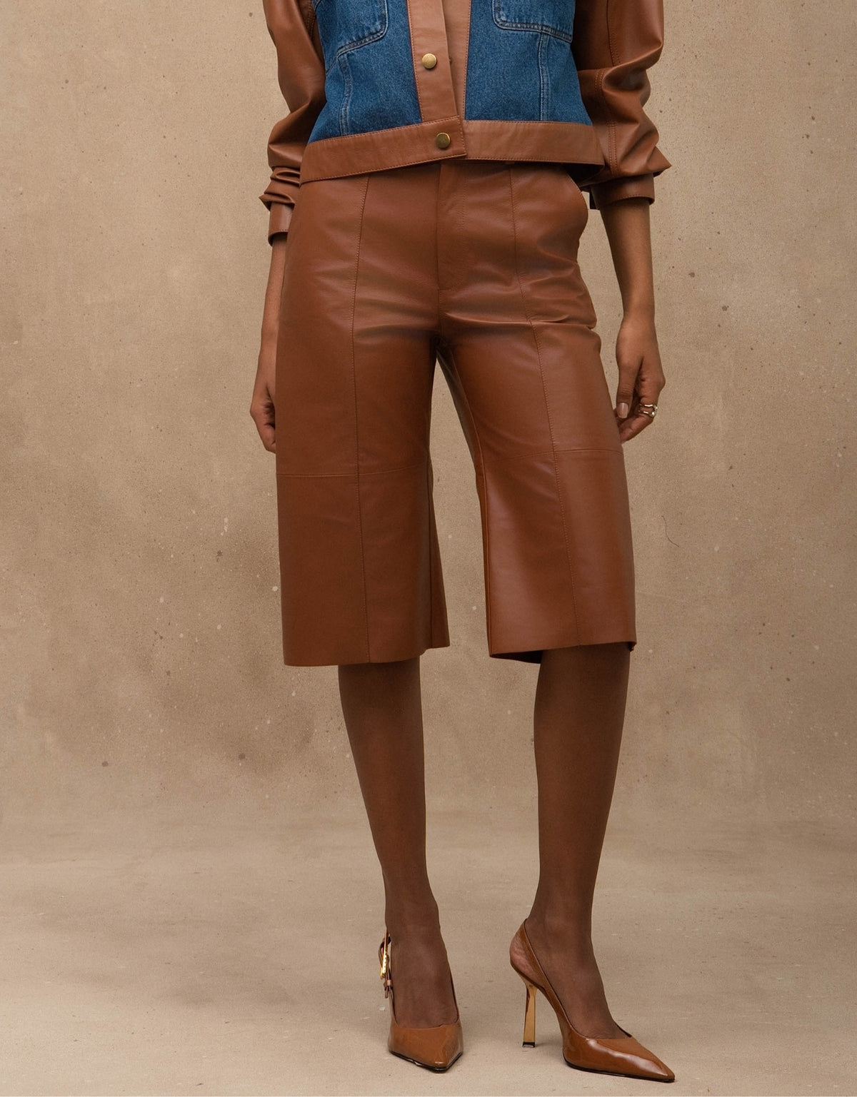 BERMUDA JÚLIA MADRE REINA COURO CARAMELO