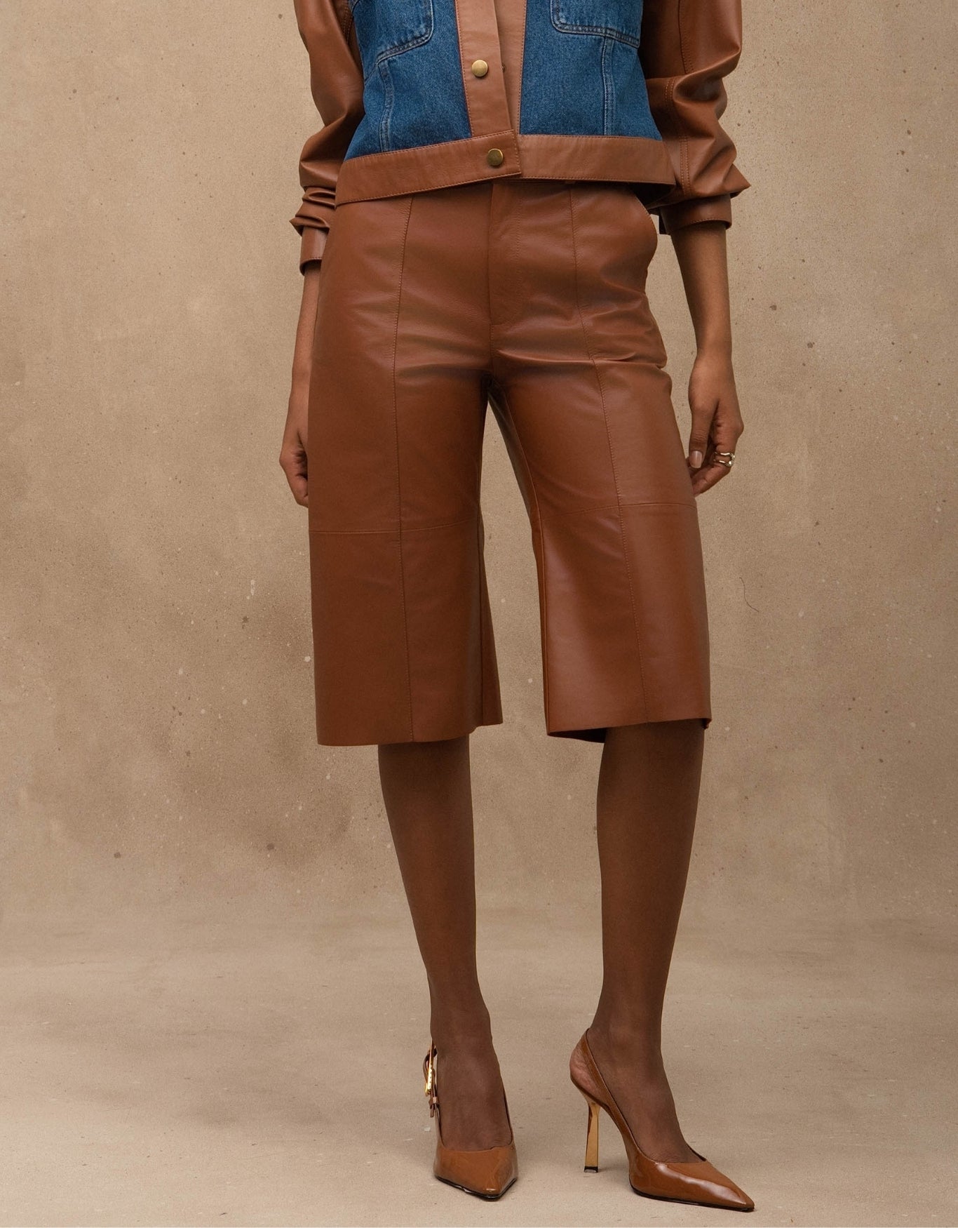 BERMUDA JÚLIA MADRE REINA COURO CARAMELO