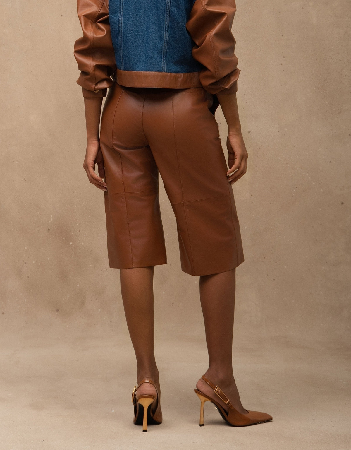 BERMUDA JÚLIA MADRE REINA COURO CARAMELO