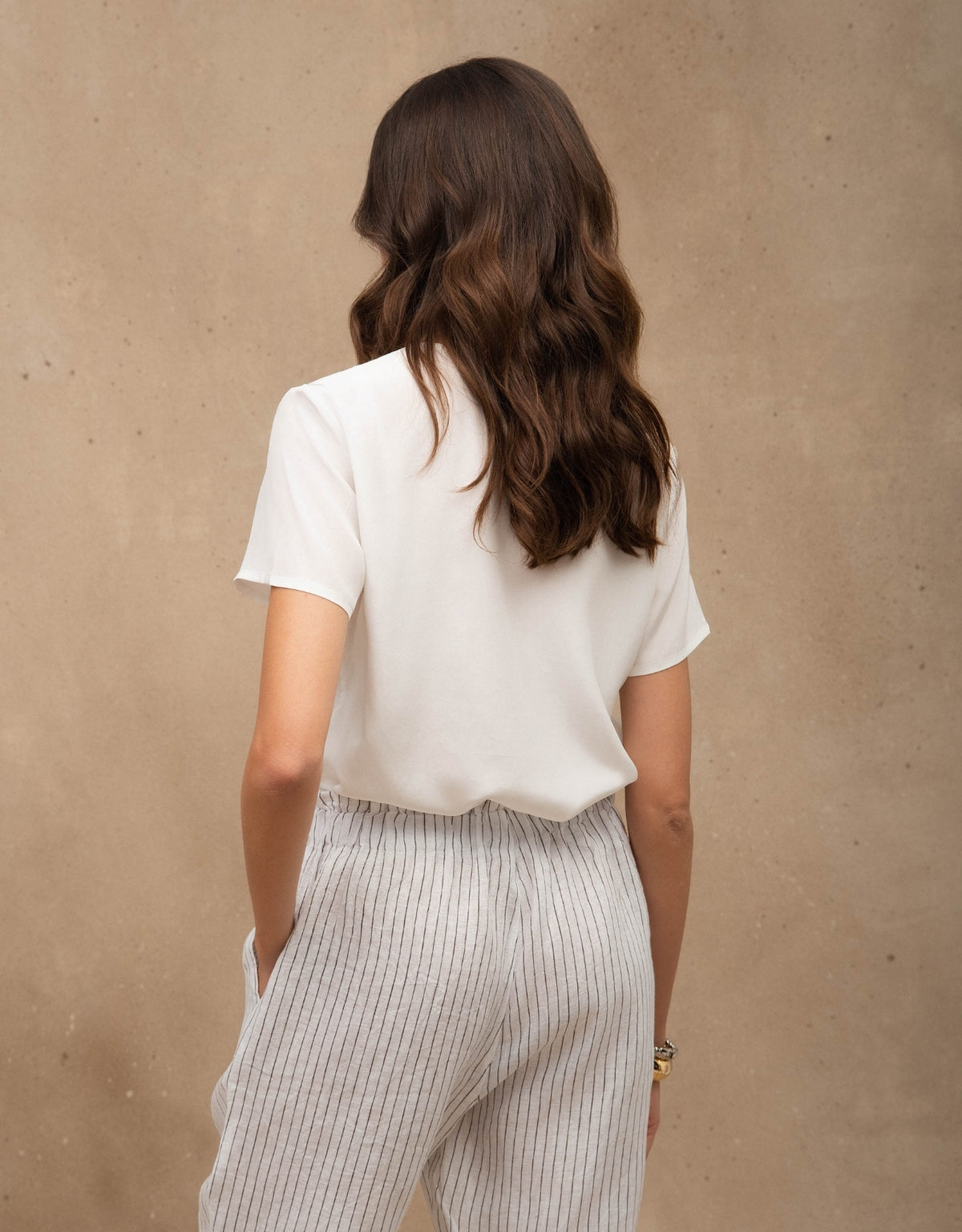 CALÇA EDUARDA MADRE REINA LINHO BRANCO RISCA DE GIZ