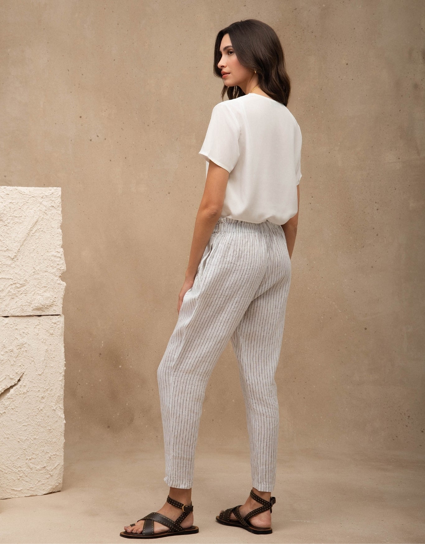 CALÇA EDUARDA MADRE REINA LINHO BRANCO RISCA DE GIZ