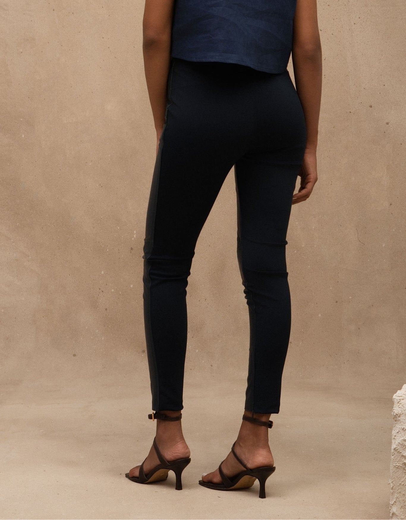 CALÇA MADRE REINA MALHA COM COURO AZUL MARINE