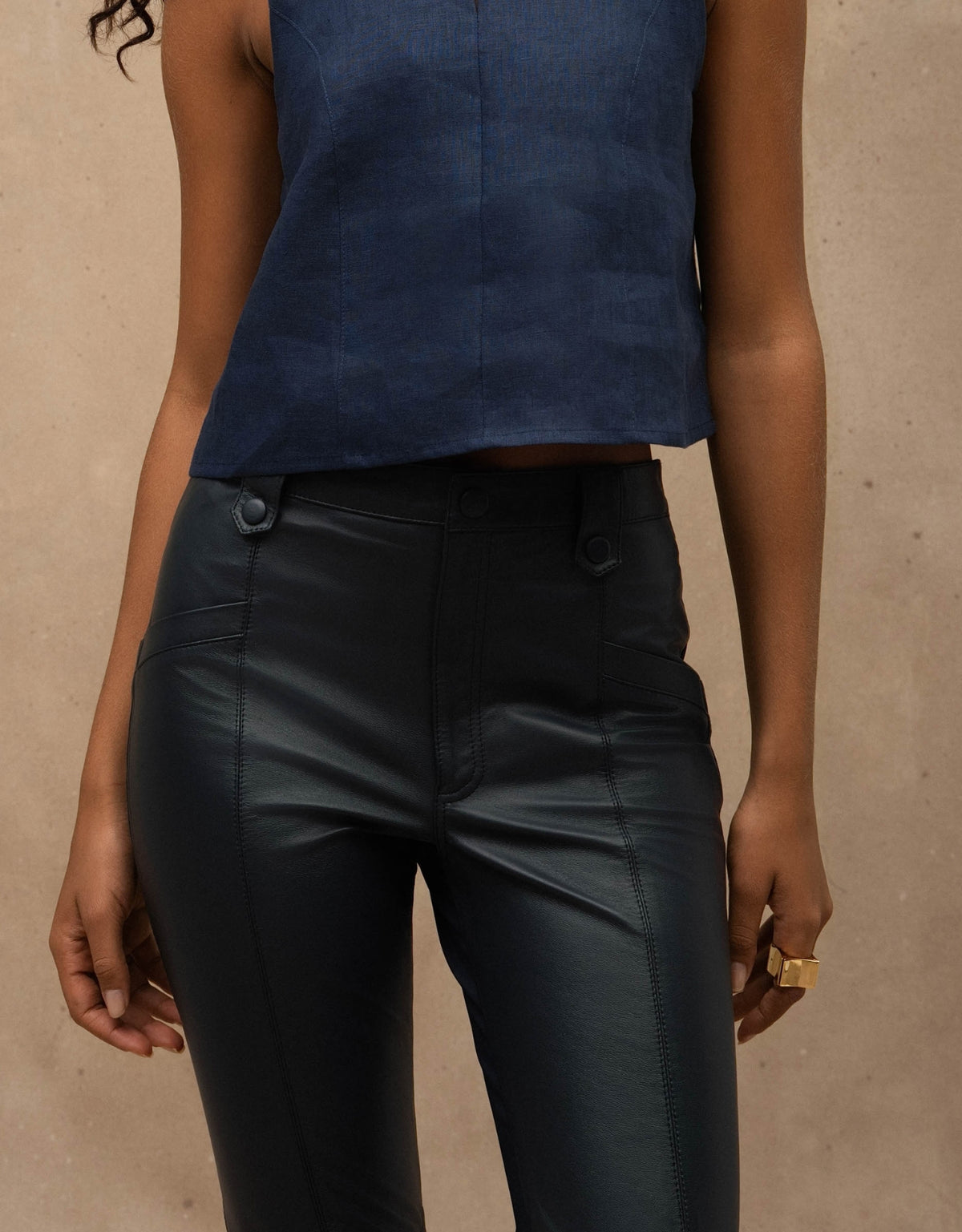 CALÇA MADRE REINA MALHA COM COURO AZUL MARINE