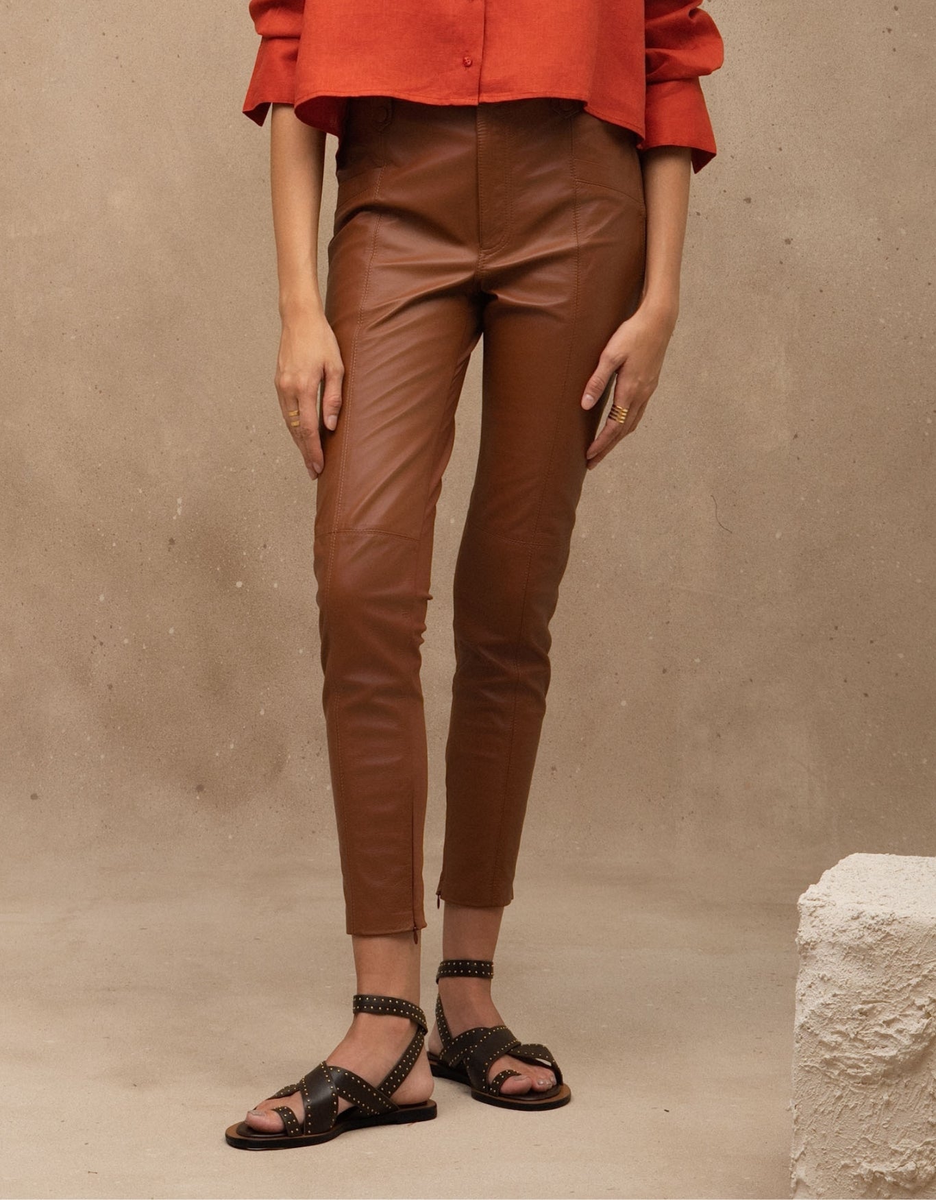 CALÇA MADRE REINA MALHA COM COURO CARAMELO