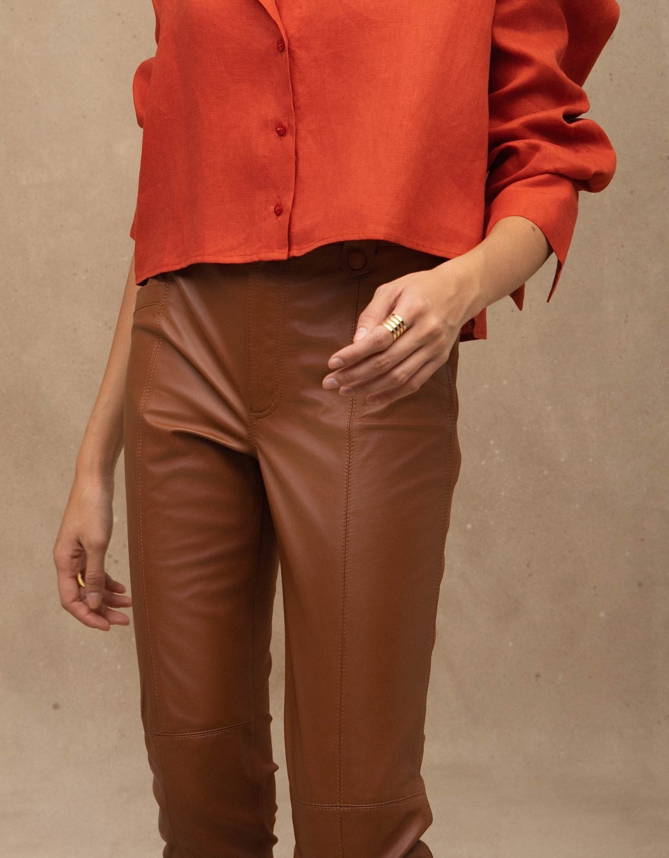 CALÇA MADRE REINA MALHA COM COURO CARAMELO