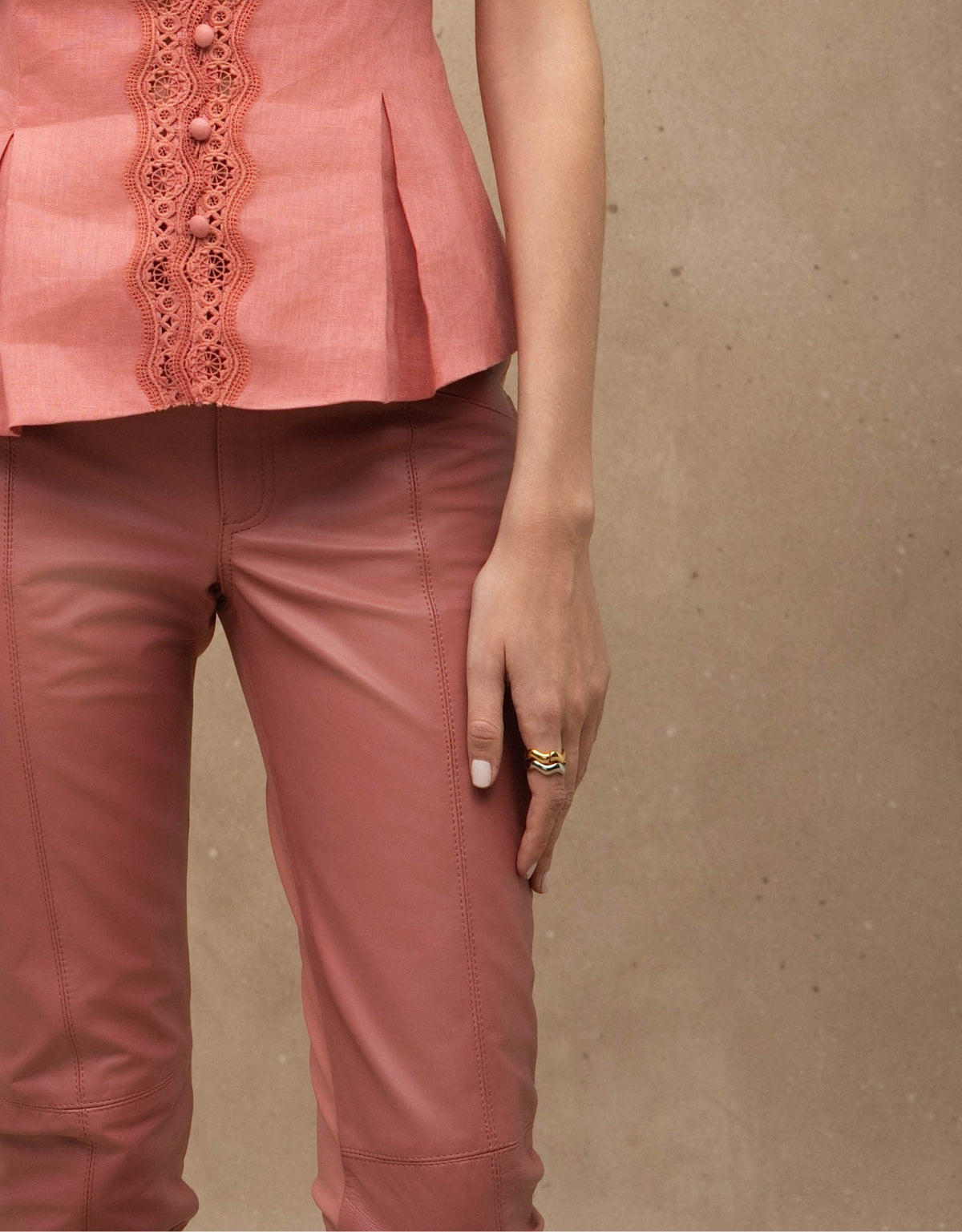 CALÇA MADRE REINA MALHA COM COURO ROSA ROMÃ