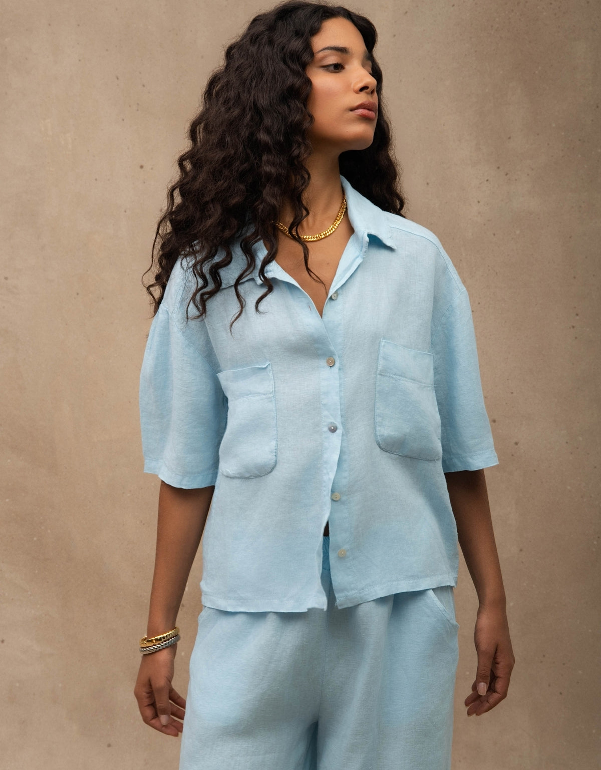 CAMISA BOLSOS MADRE REINA LINHO AZUL ÁGATA