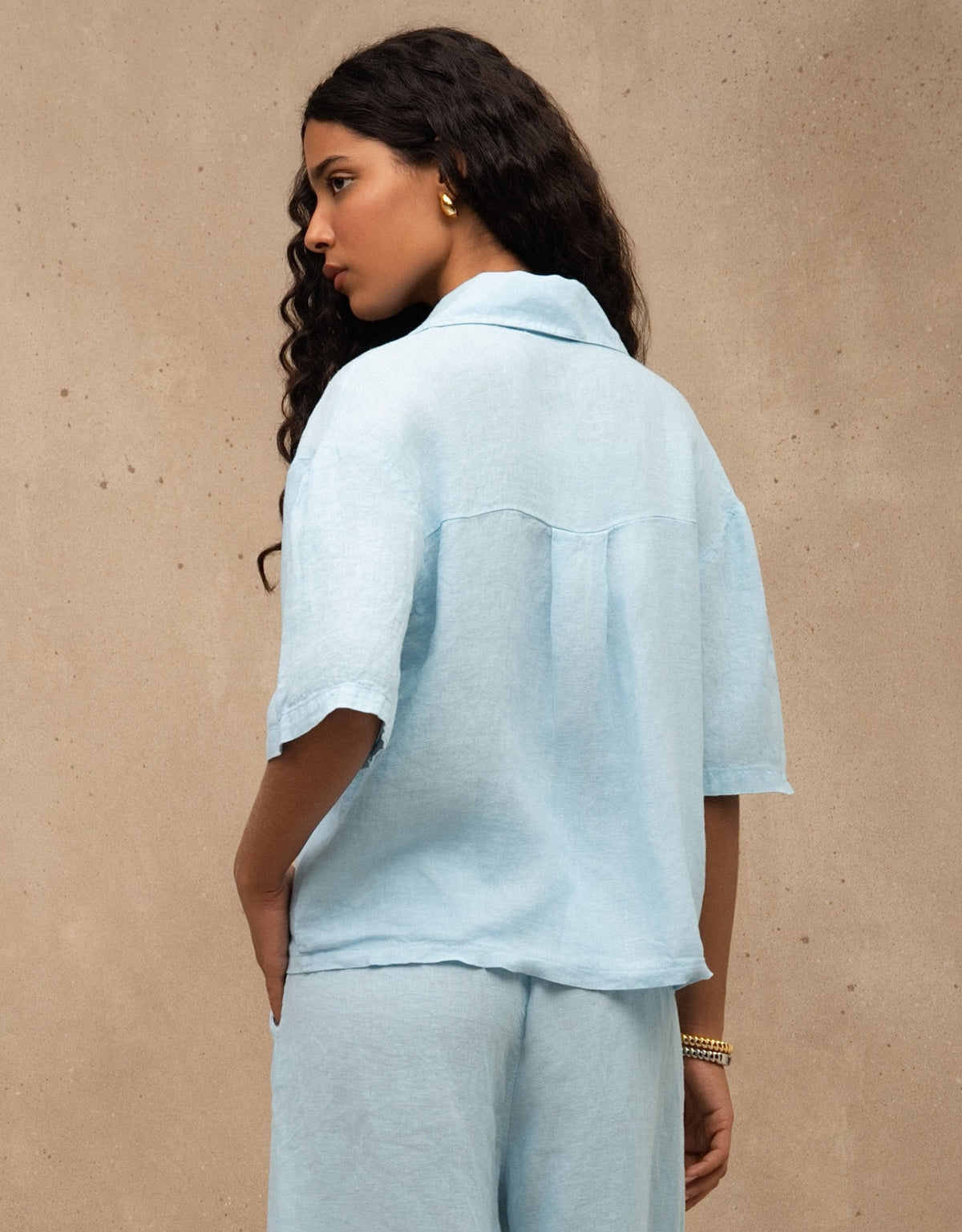 CAMISA BOLSOS MADRE REINA LINHO AZUL ÁGATA