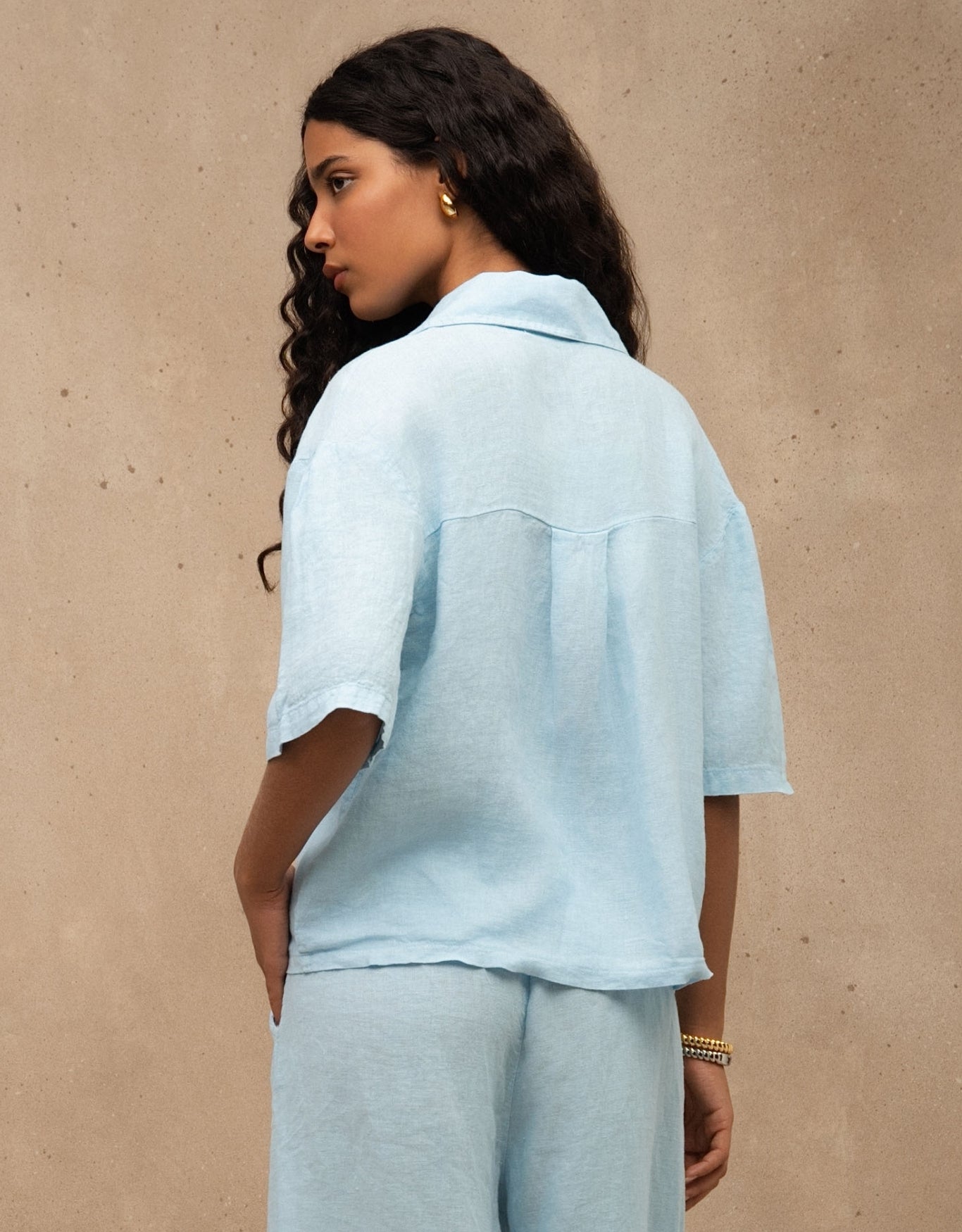 CAMISA BOLSOS MADRE REINA LINHO AZUL ÁGATA