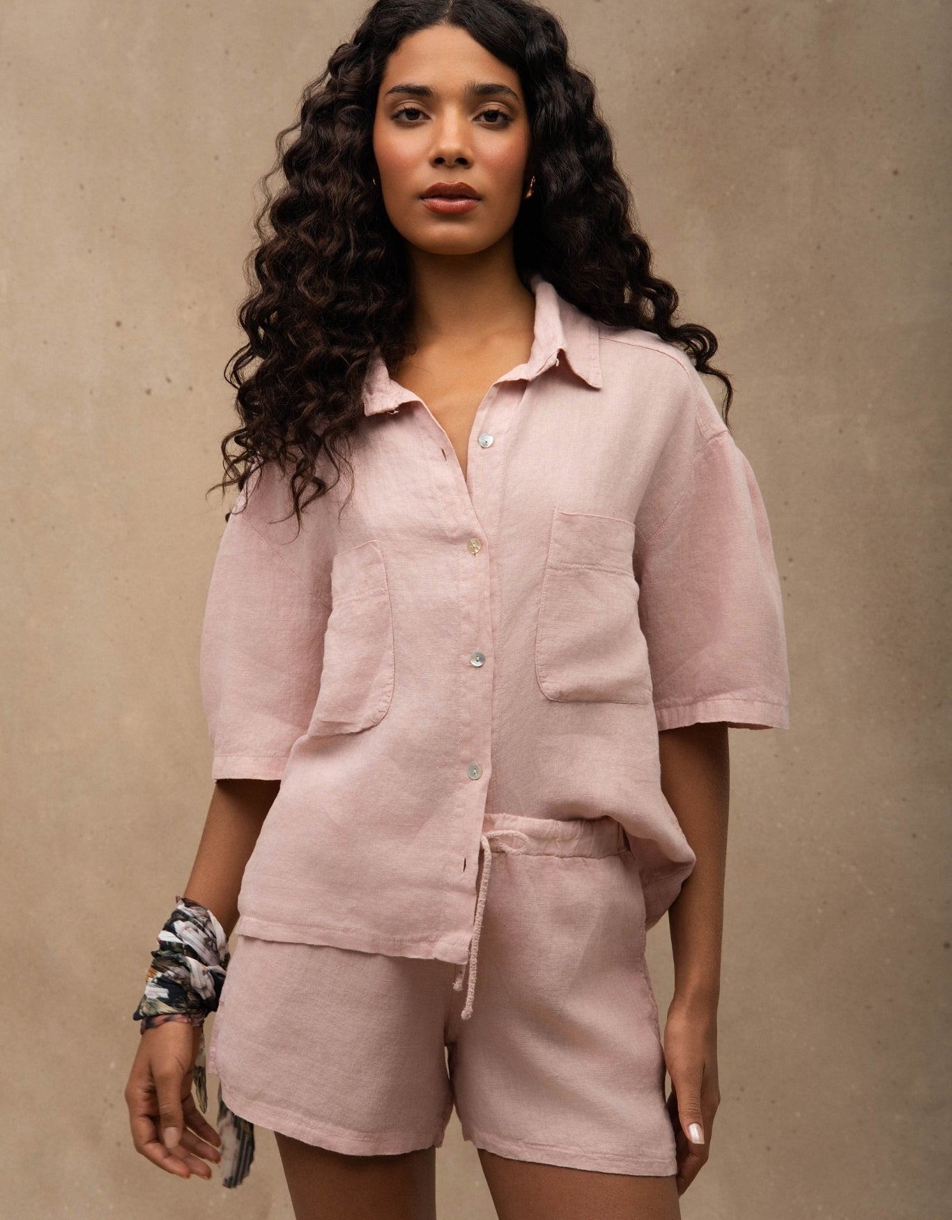 CAMISA BOLSOS MADRE REINA LINHO ROSA PÓ