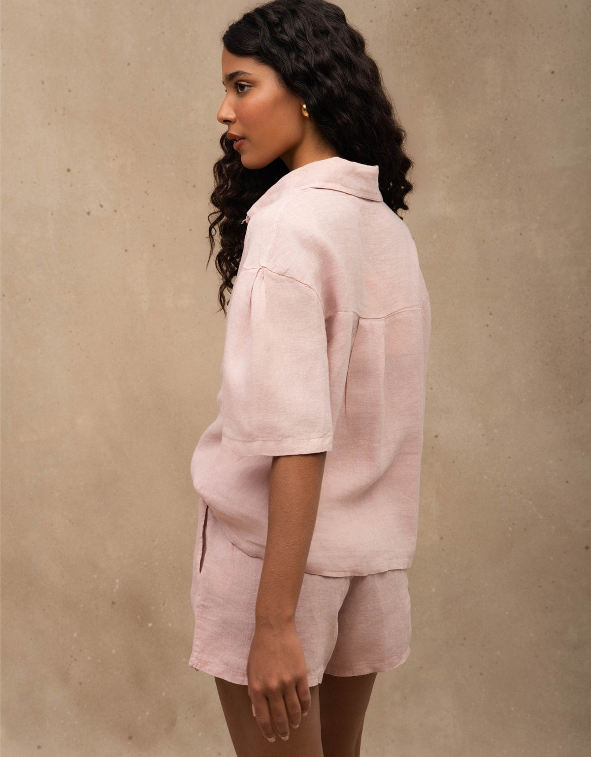 CAMISA BOLSOS MADRE REINA LINHO ROSA PÓ