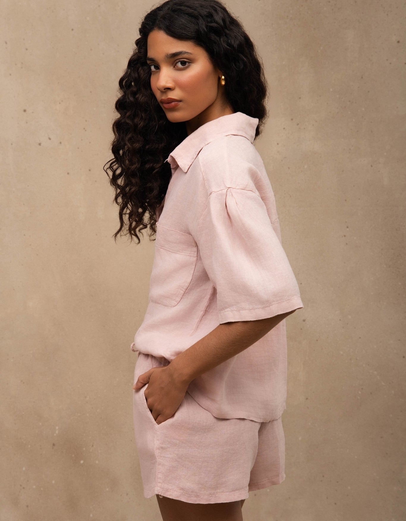 CAMISA BOLSOS MADRE REINA LINHO ROSA PÓ