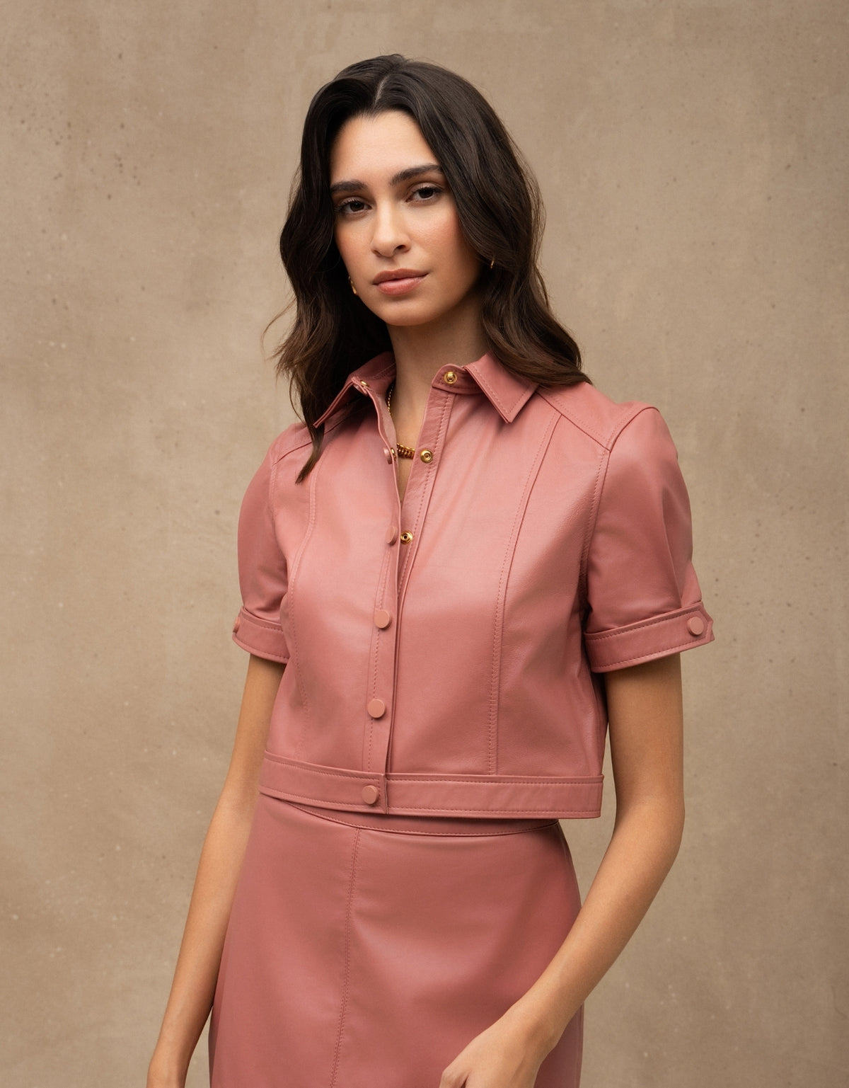 CAMISA CECÍLIA MADRE REINA COURO ROSA ROMÃ