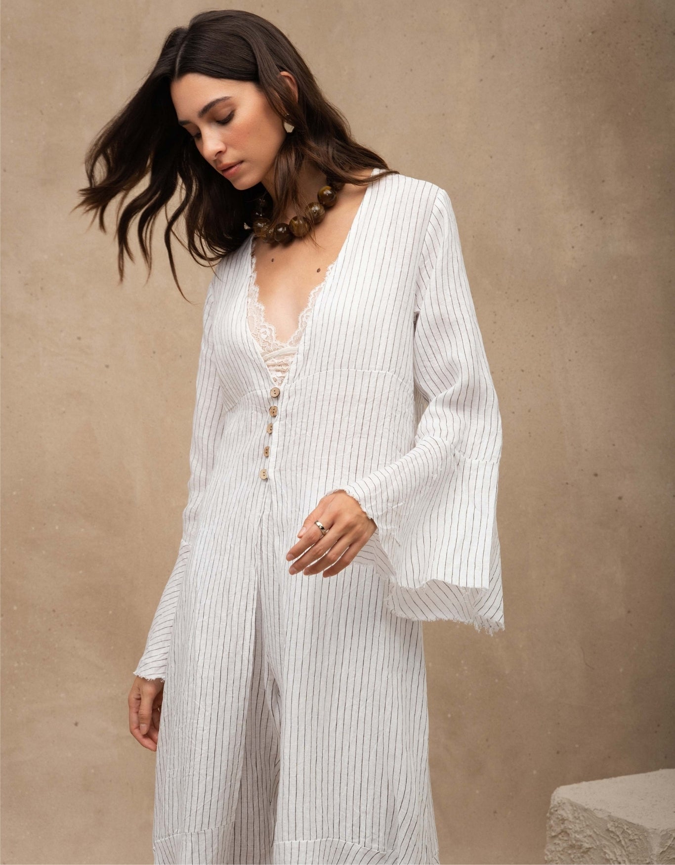 CHEMISE CLASSIC MADRE REINA LINHO BRANCO RISCA DE GIZ