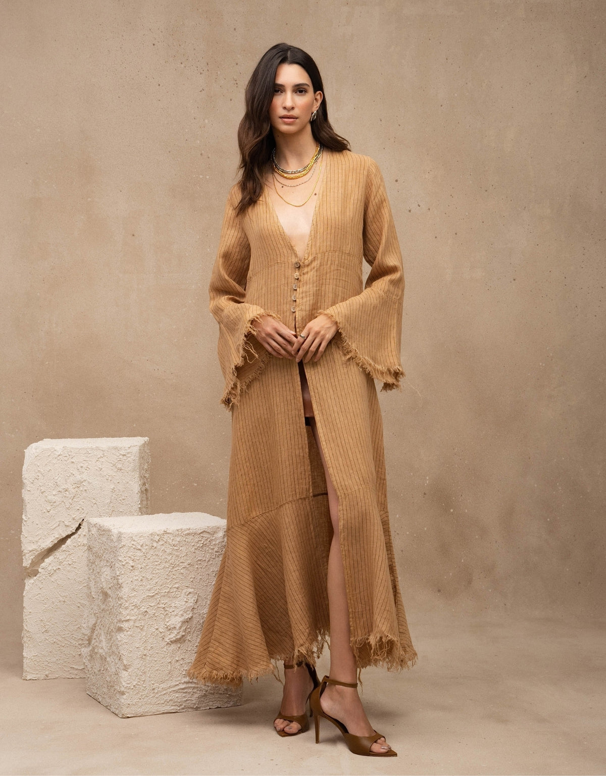 CHEMISE CLASSIC MADRE REINA LINHO CAQUI RISCA DE GIZ