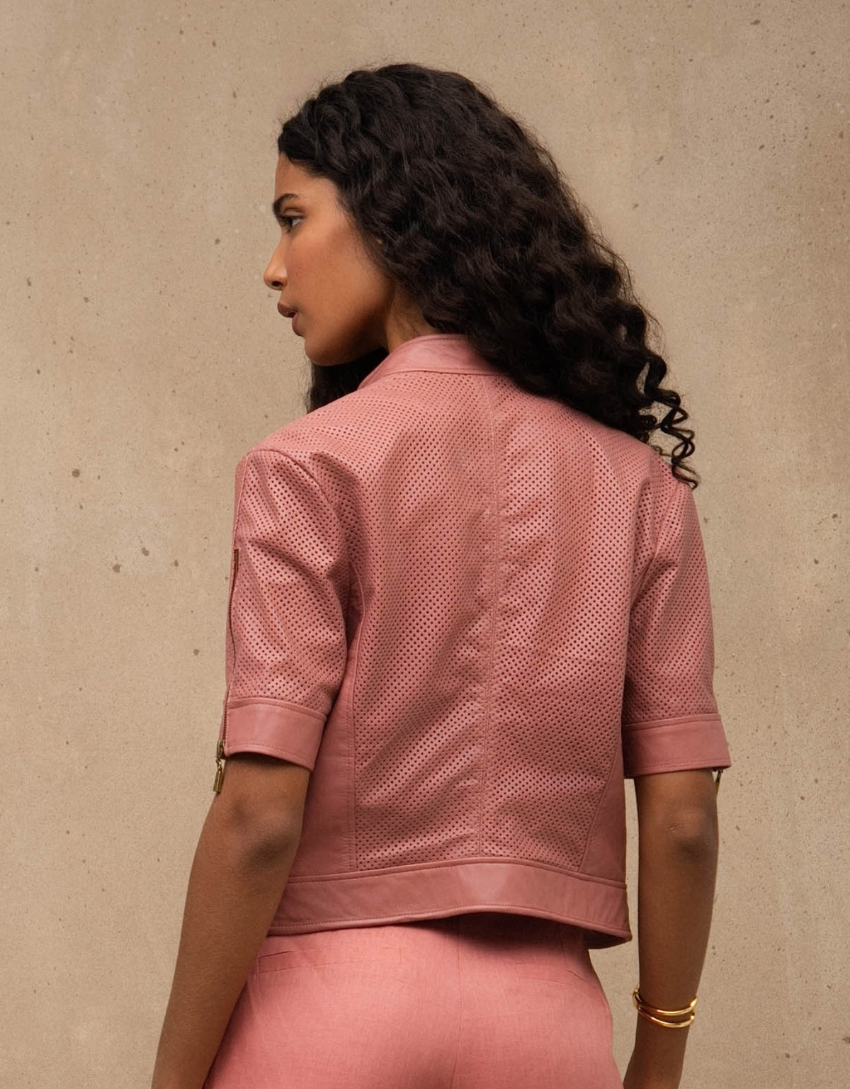 JAQUETA SOPHIE MANGA CURTA MADRE REINA COURO ROSA ROMÃ