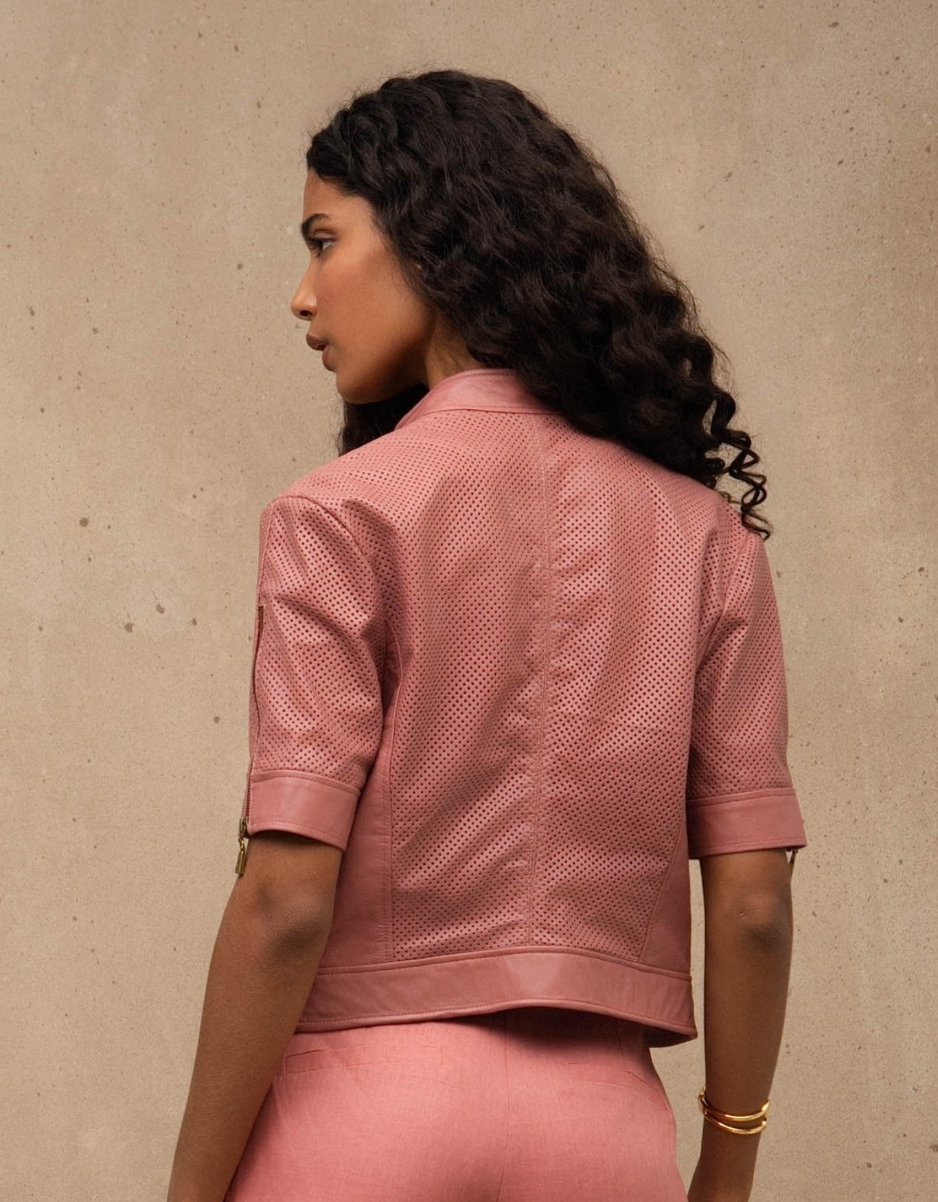 JAQUETA SOPHIE MANGA CURTA MADRE REINA COURO ROSA ROMÃ