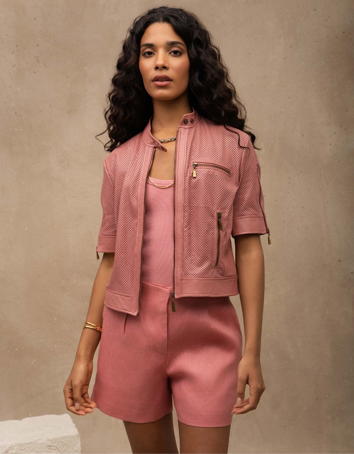 JAQUETA SOPHIE MANGA CURTA MADRE REINA COURO ROSA ROMÃ