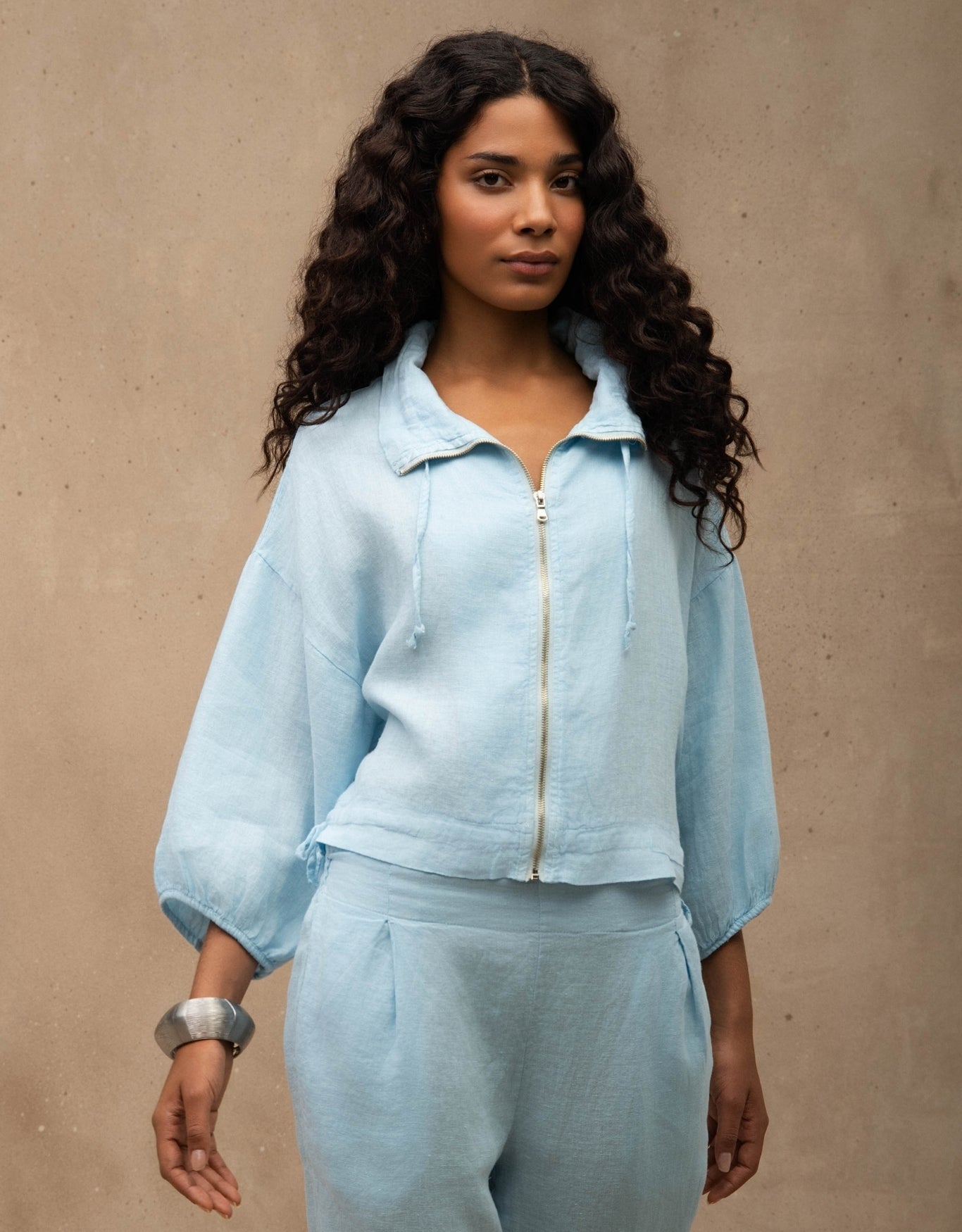 JAQUETA ZÍPER MADRE REINA LINHO AZUL ÁGATA