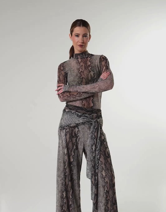 BLUSA MANGA LONGA MADRE REINA TULE ESTAMPA SNAKE