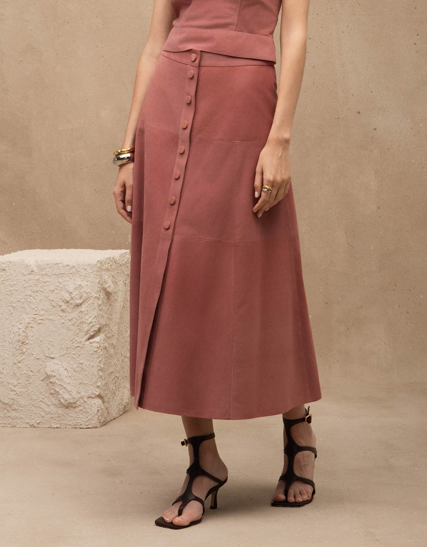 SAIA BOTÕES MADRE REINA CHAMOIS ROSA ROMÃ