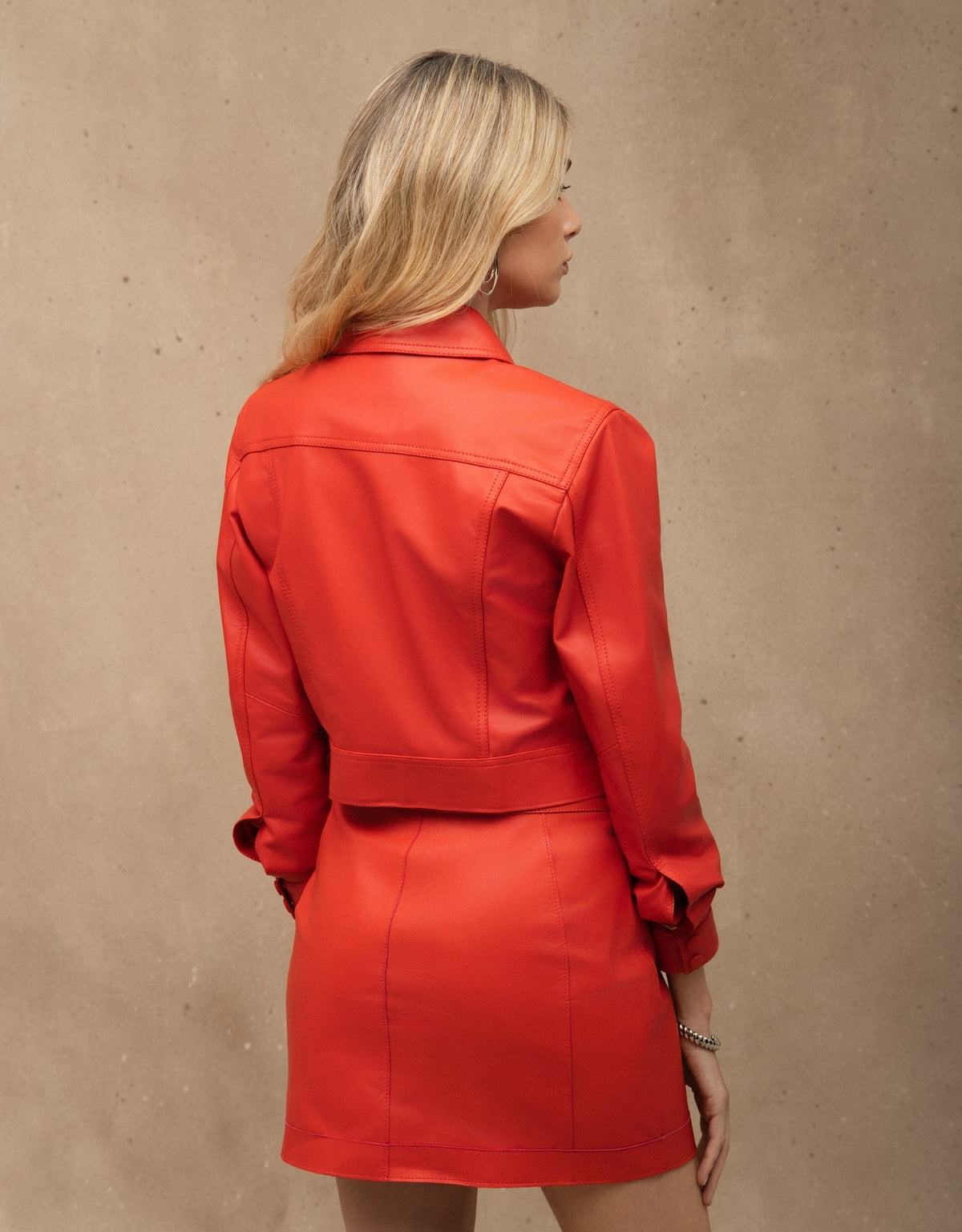 SAIA CURTA MADRE REINA COURO DOUBLE FACE VERMELHO/ROSA