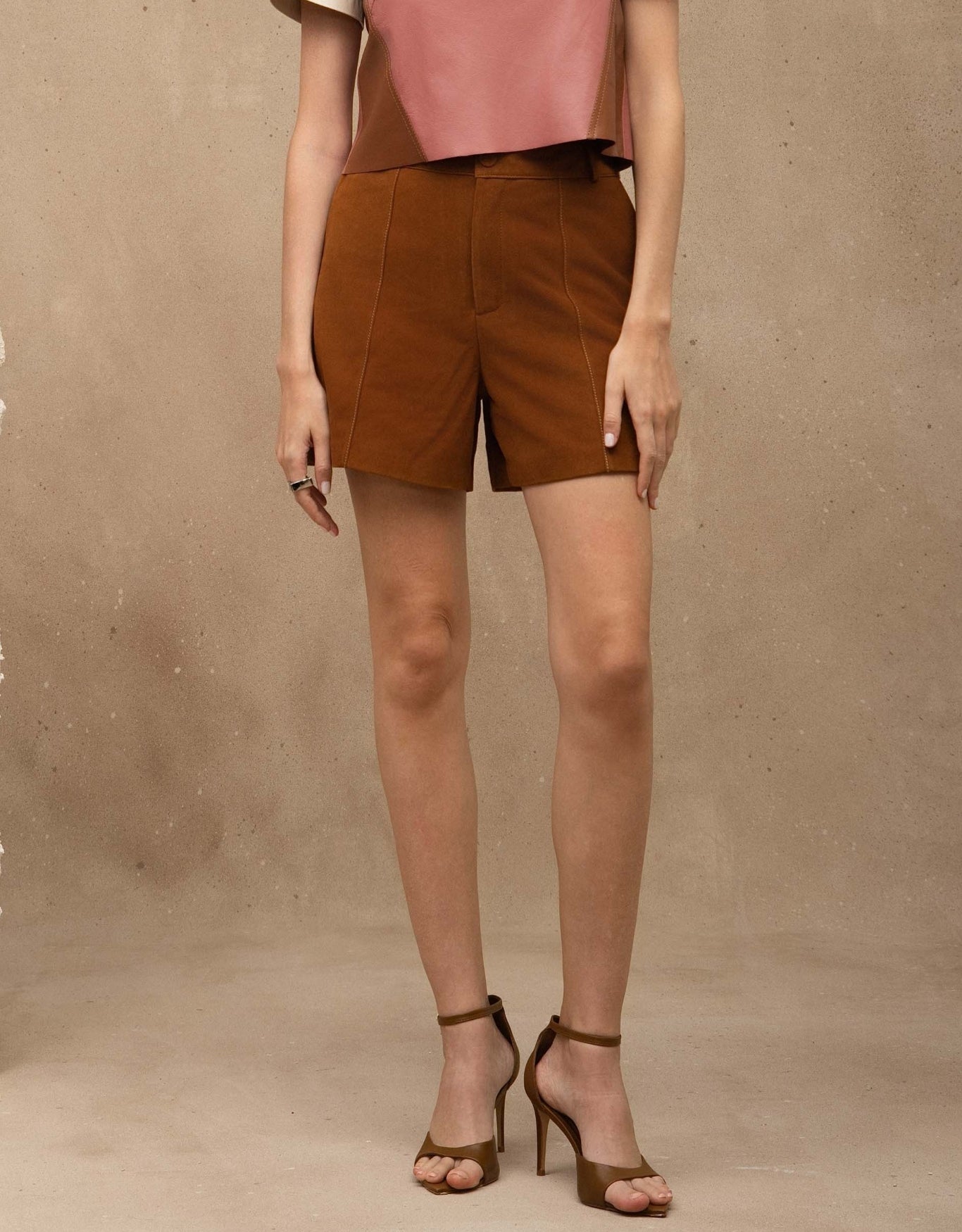 SHORT VITÓRIA MADRE REINA CHAMOIS CARAMELO