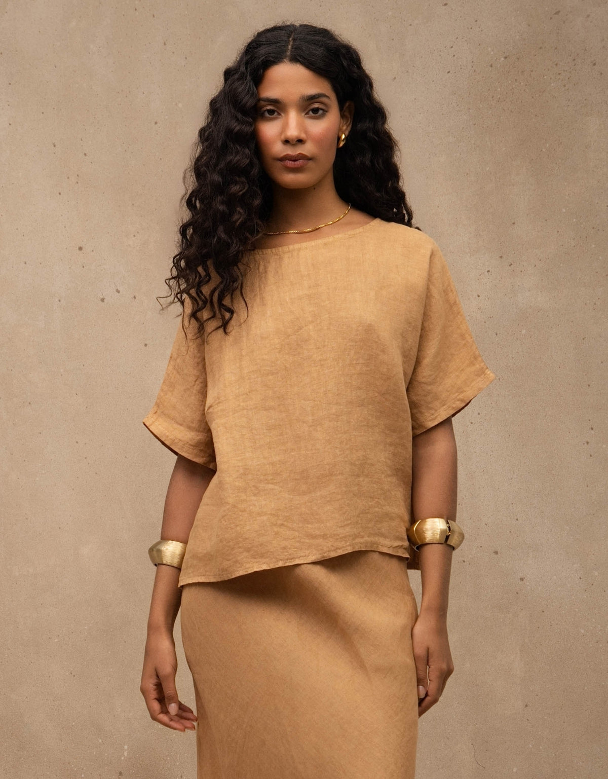 T-SHIRT CLASSIC MADRE REINA LINHO CAQUI