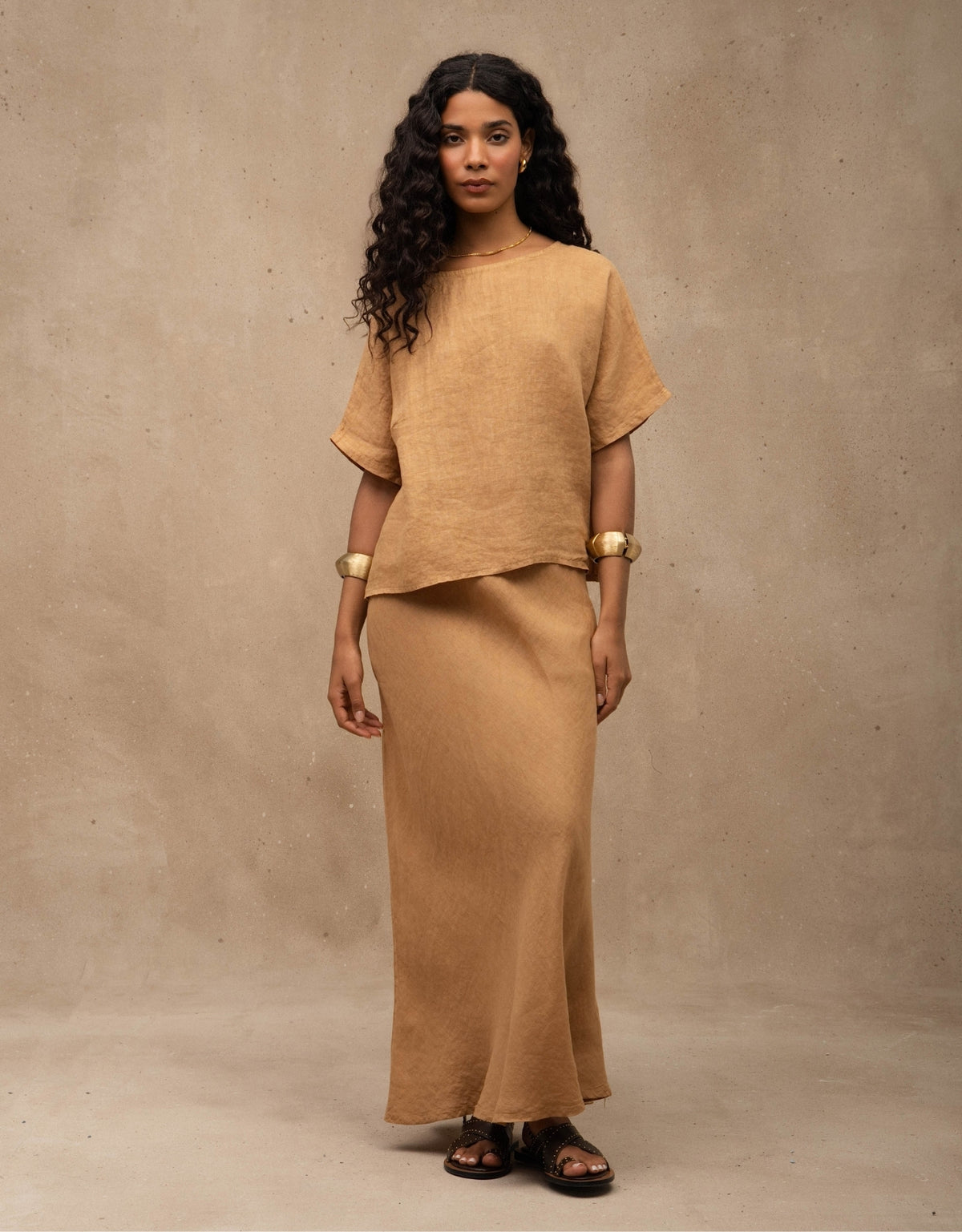 T-SHIRT CLASSIC MADRE REINA LINHO CAQUI